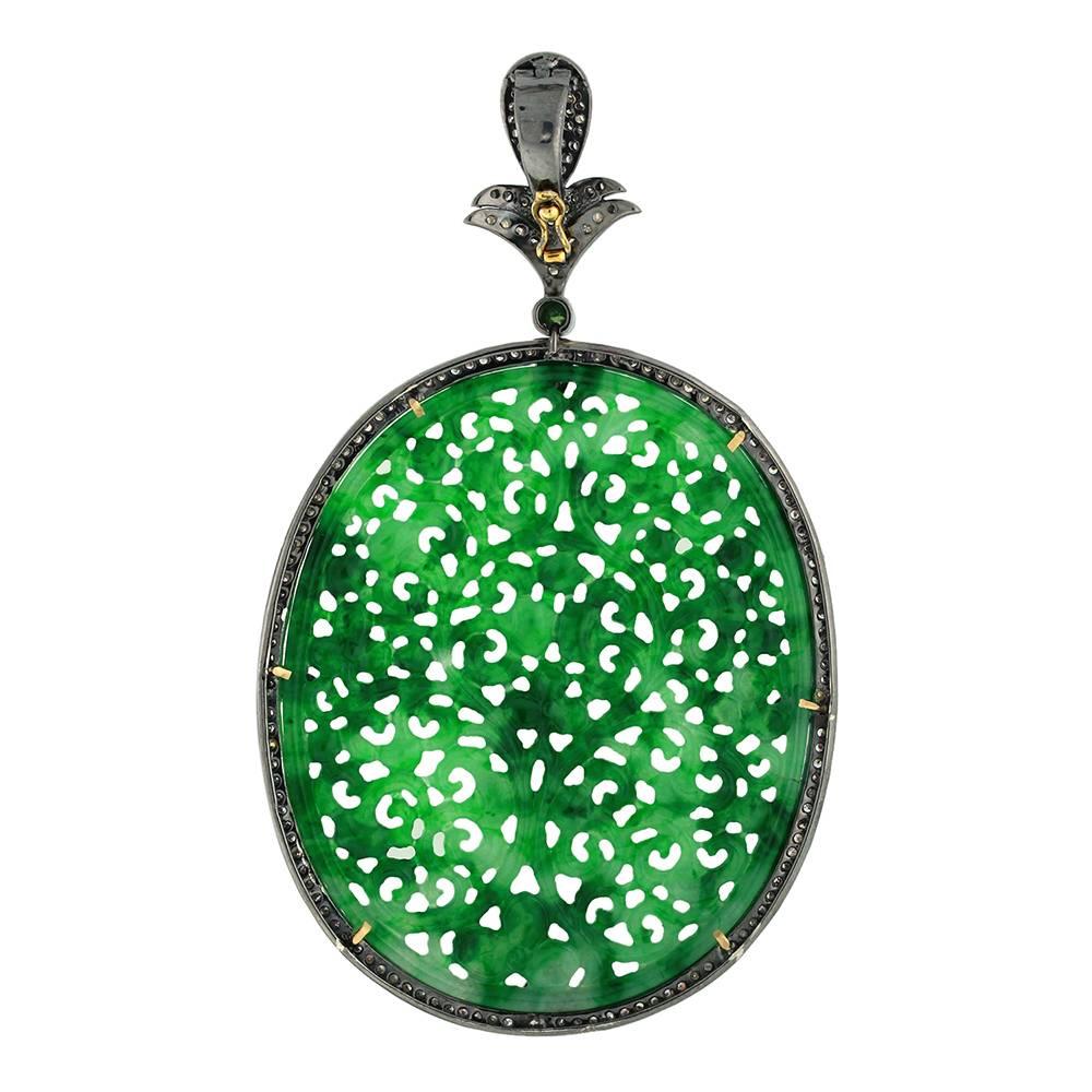 Ce pendentif audacieux en jade sculpté vert foncé de forme ovale, entouré de diamants pavés et d'un motif simple sur le dessus, avec une baïonnette s'ouvrant avec un verrou, est ravissant. Ce collier n'est pas livré avec une chaîne/collier.

18Kt: