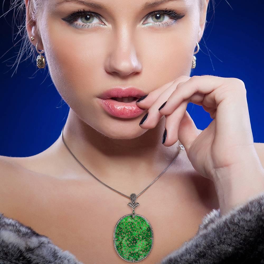 Artisan Pendentif en jade sculpté orné de diamants en vente