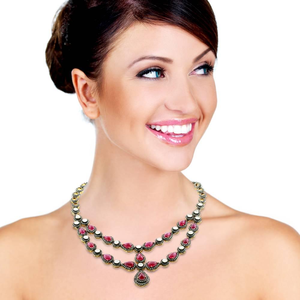 La splendida collana Rosecut con diamanti e rubini è realizzata in un mix di oro e argento. Ha rubini africani non trattati e non riscaldati. 
Lunghezza totale: 19 pollici
Diamante: 10,16 carati
Oro: 20,01 g
Argento:44.59g
