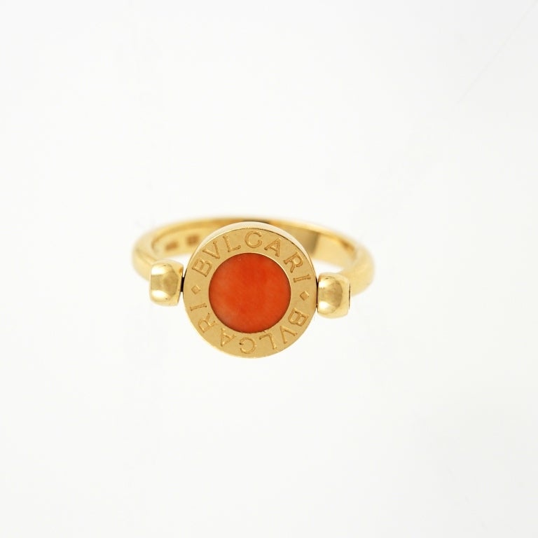 Bulgari flip ring from the collection BVLGARI-BVLGARI in 18kt yellow gold with black onyx and coral. The ring comes with Bulgari box. 

Size 6 (Italian 12), may be sized. Diameter 1.1cm .