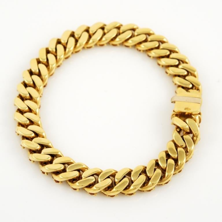 Chain bracelet in 18kt yellow gold featuring 13ct of sapphire.
Handmade in Italy in the 80's.