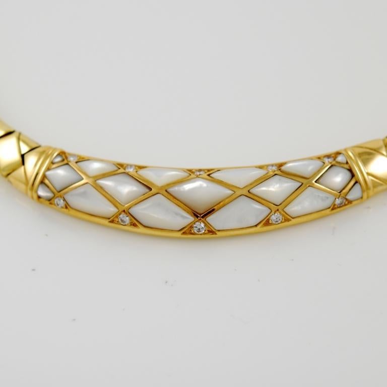 Van Cleef & Arpels Mother-of-Pearl Diamond Gold Choker Necklace In Excellent Condition For Sale In Verona, IT