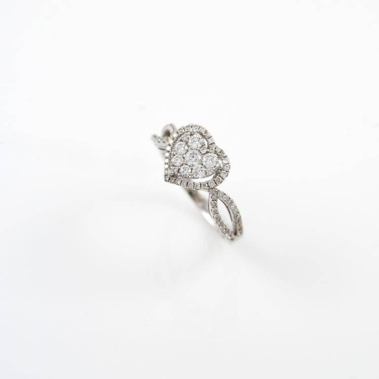 18kt white gold heart ring featuring 0.72carat of brilliant cut diamonds.
US Size 7 / Italian size 14.
The ring is resizeable.