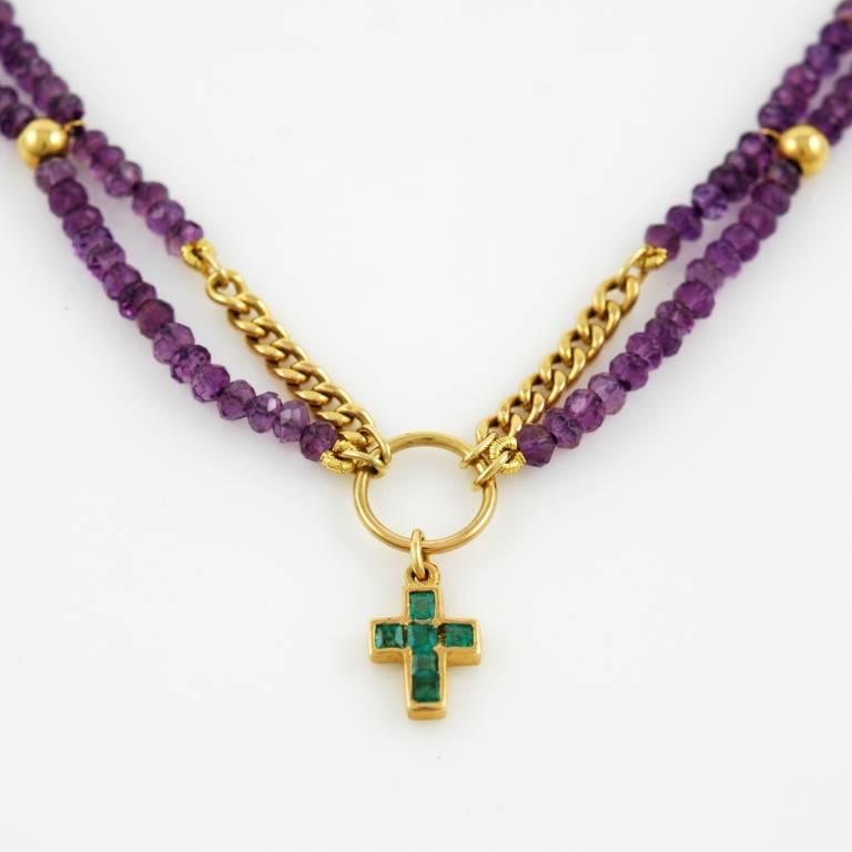 18kt yellow gold bracelet with amethyst and a small emerald cross pendant.
Made in Italy.
Total lenght 18cm.