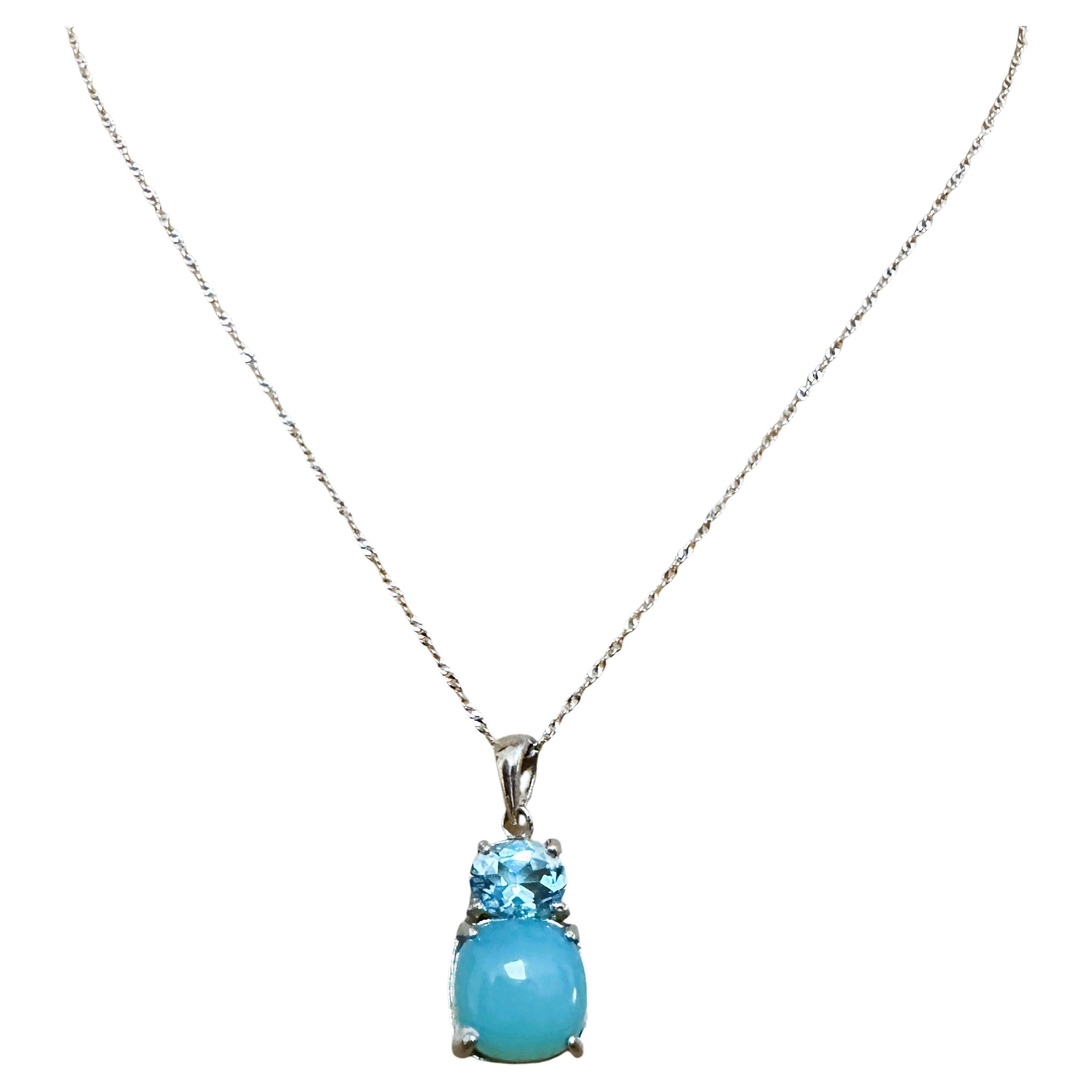 Questo ciondolo è semplicemente bellissimo!  Le pietre hanno delle bellissime sfumature di blu.  Il bellissimo calcedonio misura 10 mm e il topazio svizzero 8 x 5 mm. Il ciondolo  è lungo 1,0 pollici  e 0,5 pollici di larghezza.  È  su una