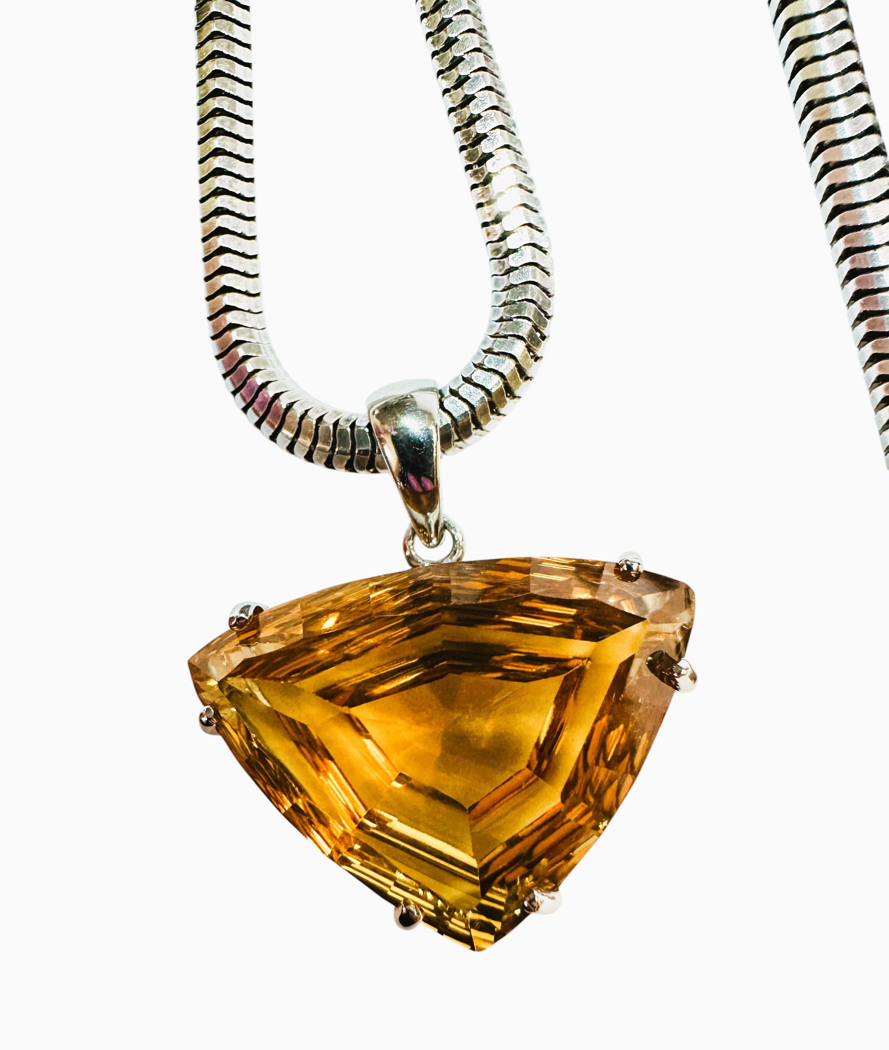 Taglio trillion Nuova collana brasiliana con ciondolo in argento sterling da 36,8 carati con taglio trilione di citrino in vendita