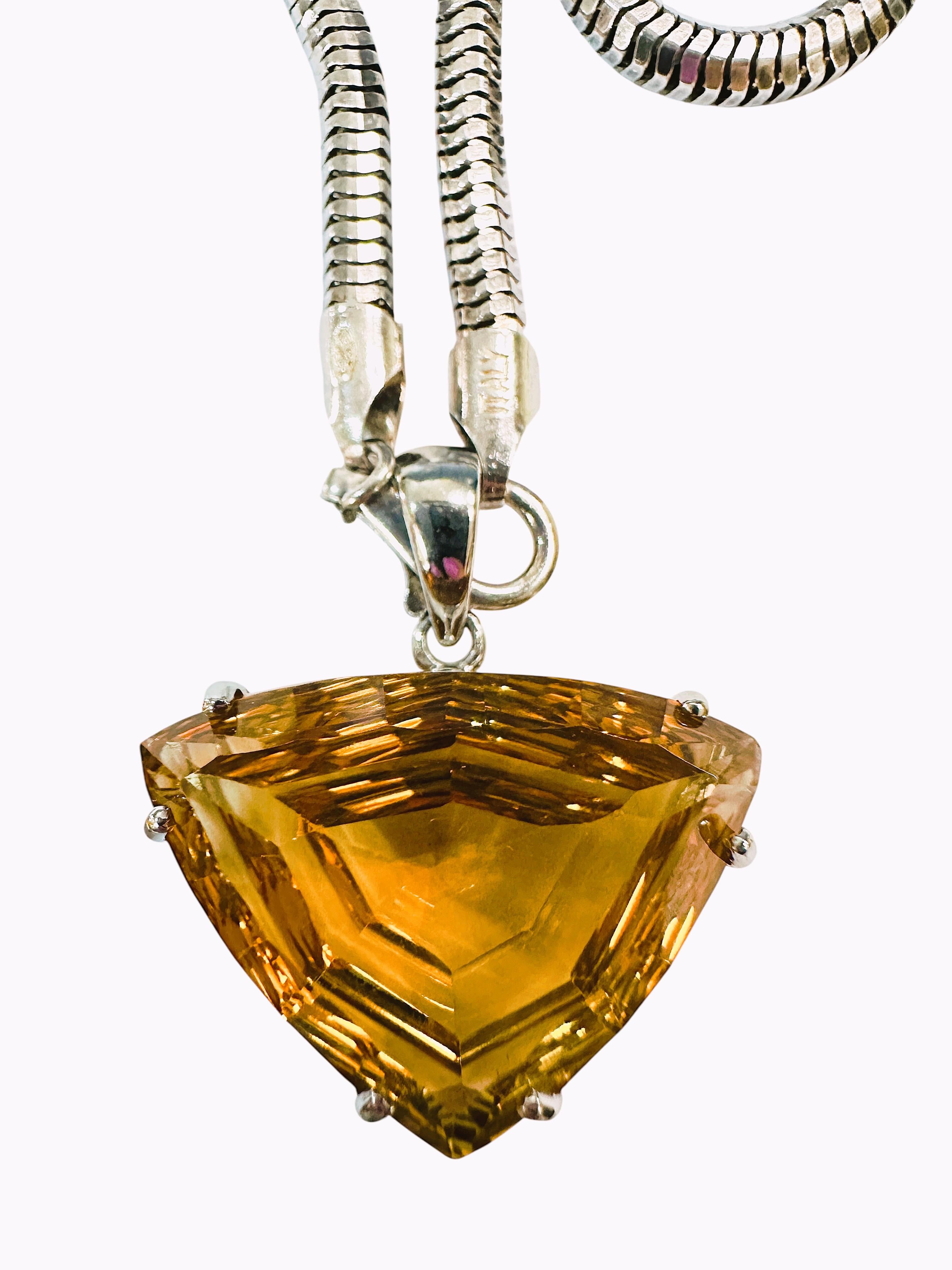Questa pietra è semplicemente superiore.  Il taglio è magnifico. Viene dal Brasile.  Nessun trattamento o miglioramento.  Misura 28 x 20 mm.  Si tratta di una splendida e spessa catena italiana in argento sterling, lunga 18 pollici e con un timbro. 