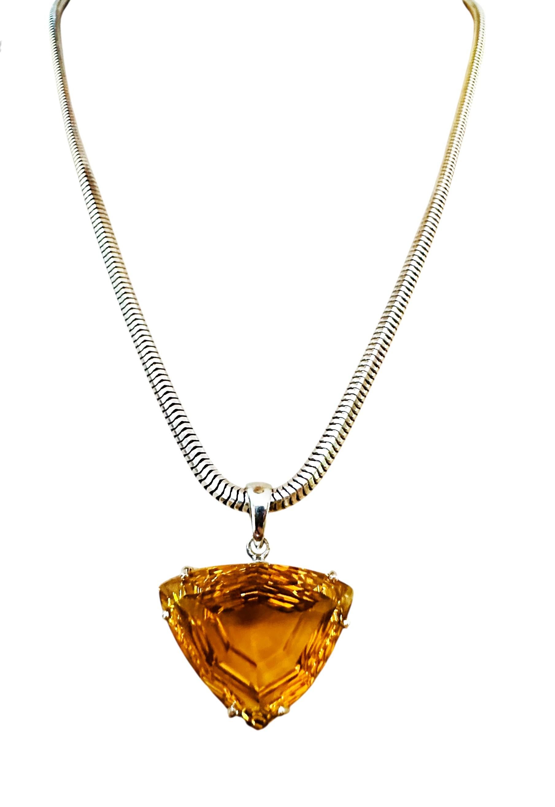 Nuova collana brasiliana con ciondolo in argento sterling da 36,8 carati con taglio trilione di citrino in vendita 1