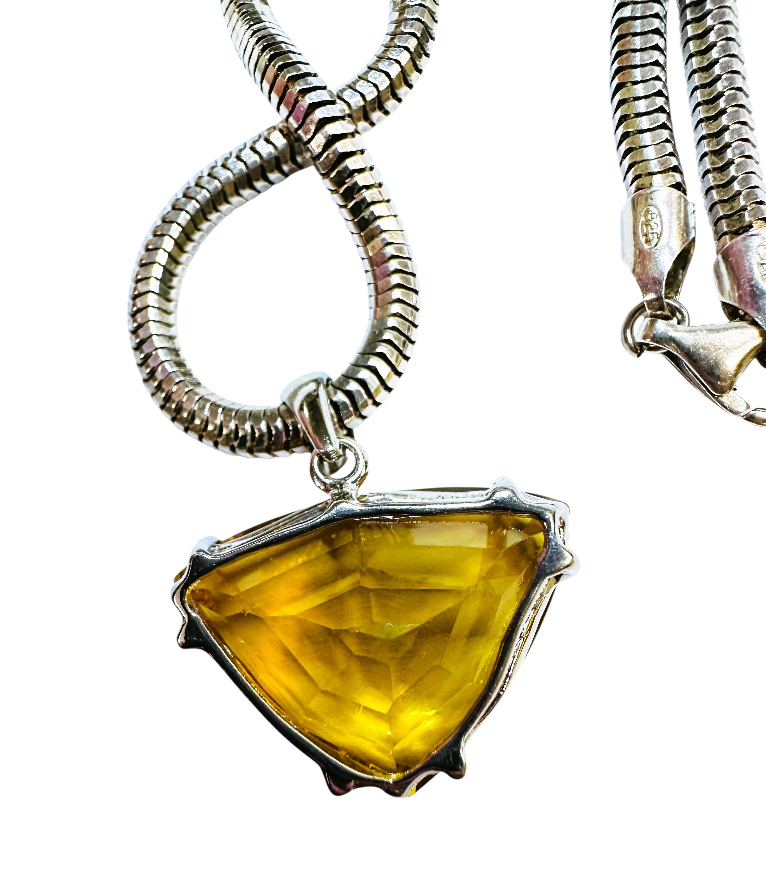 Nuova collana brasiliana con ciondolo in argento sterling da 36,8 carati con taglio trilione di citrino In condizioni Nuovo in vendita a Eagan, MN