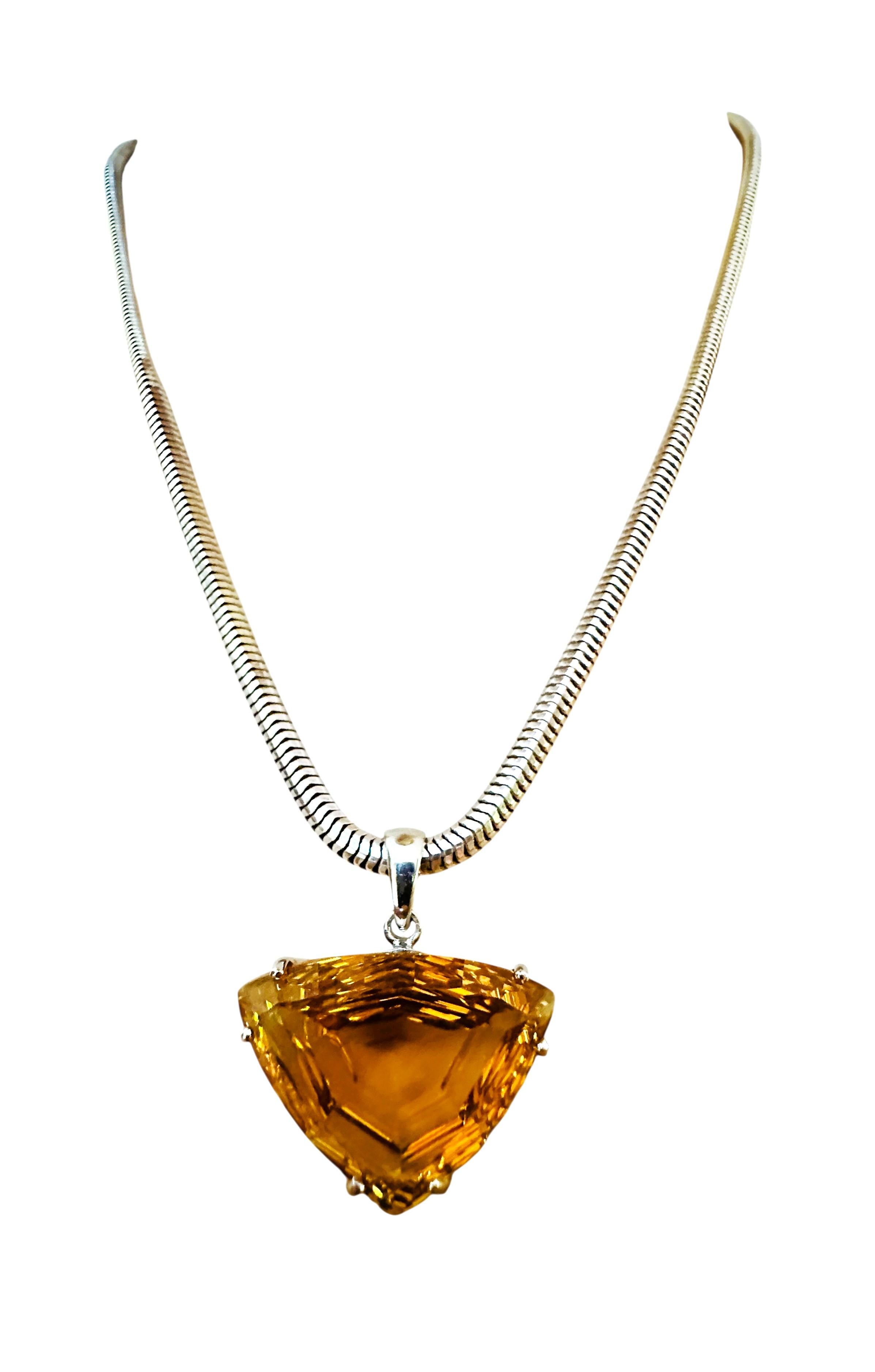 Nuova collana brasiliana con ciondolo in argento sterling da 36,8 carati con taglio trilione di citrino in vendita 2
