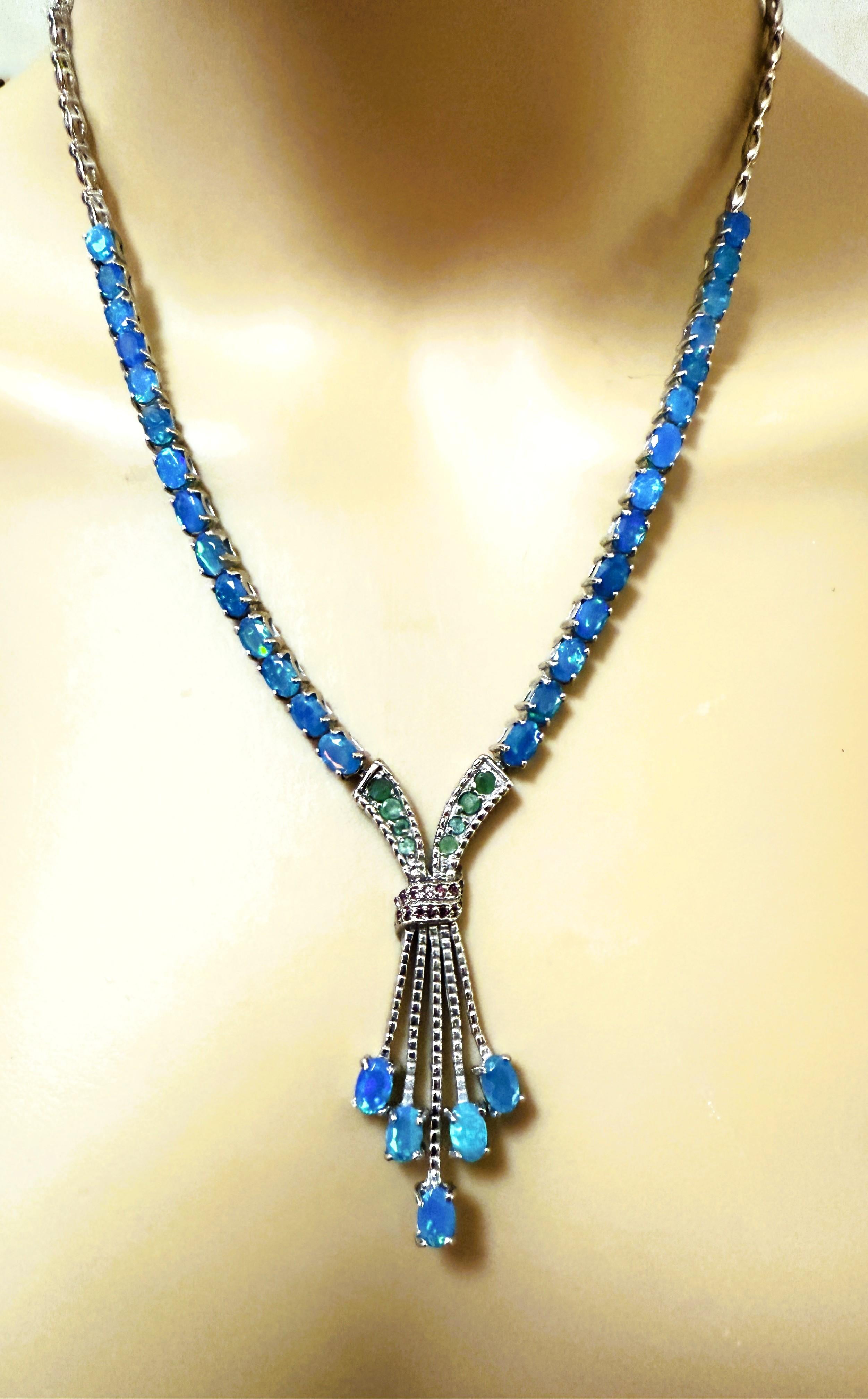 Diese Halskette ist einfach wunderschön und hat ein fabelhaftes Design.  Es ist wirklich eine glamouröse Statement-Halskette.  Die Steine stammen aus Äthiopien und sind blaue Opale im Ovalschliff, die 6 x 4 mm groß sind.  Die kubanische Kette
