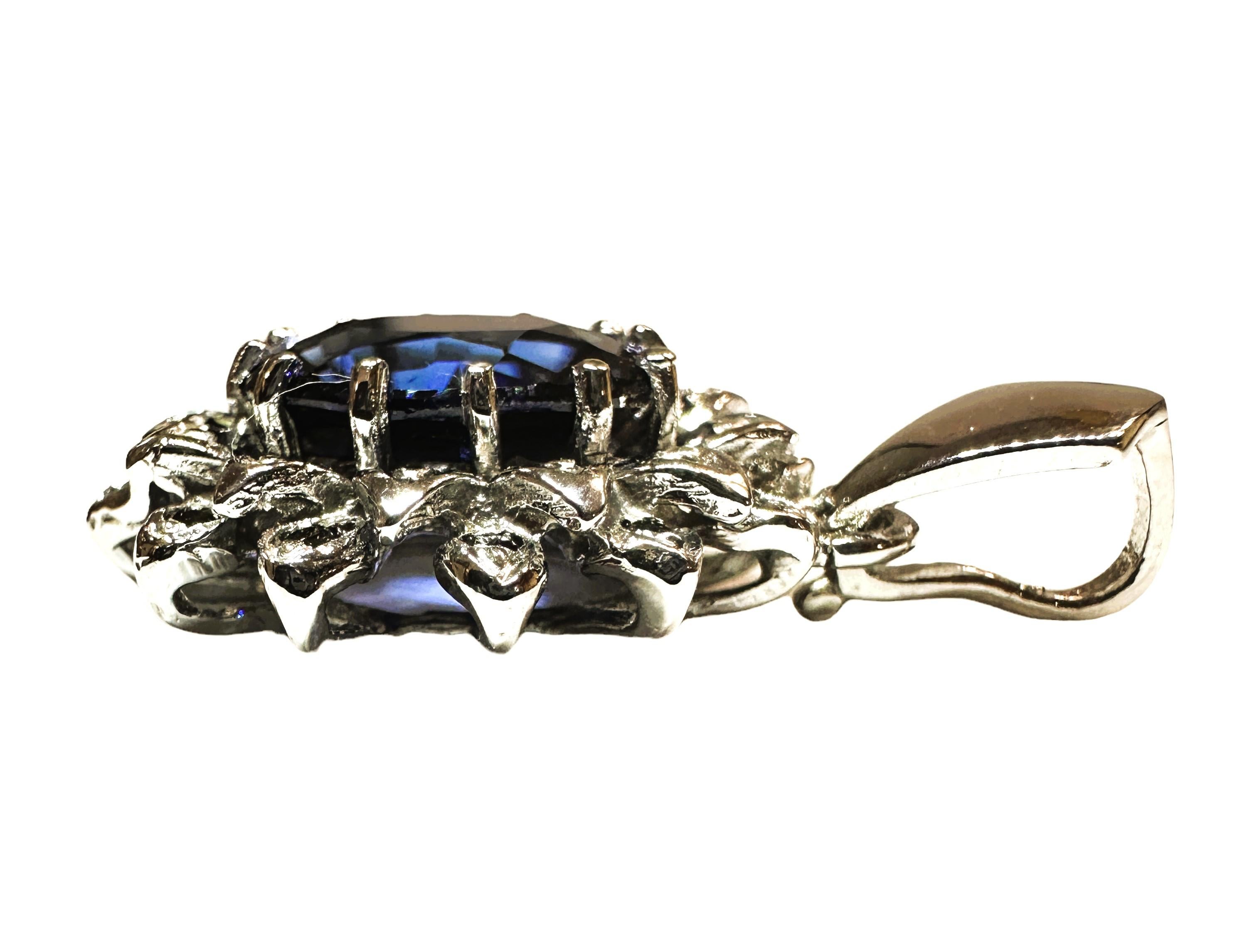 Dieser Anhänger ist wunderschön!  Die Steine stammen aus Sri Lanka und  der Hauptstein hat 5,90 Karat.   Der ovale Stein misst  Sie sind 12 x 10 mm groß und von diamantgeschliffenen königsblauen Saphiren umgeben. Der Anhänger selbst ist 1,25 Zoll