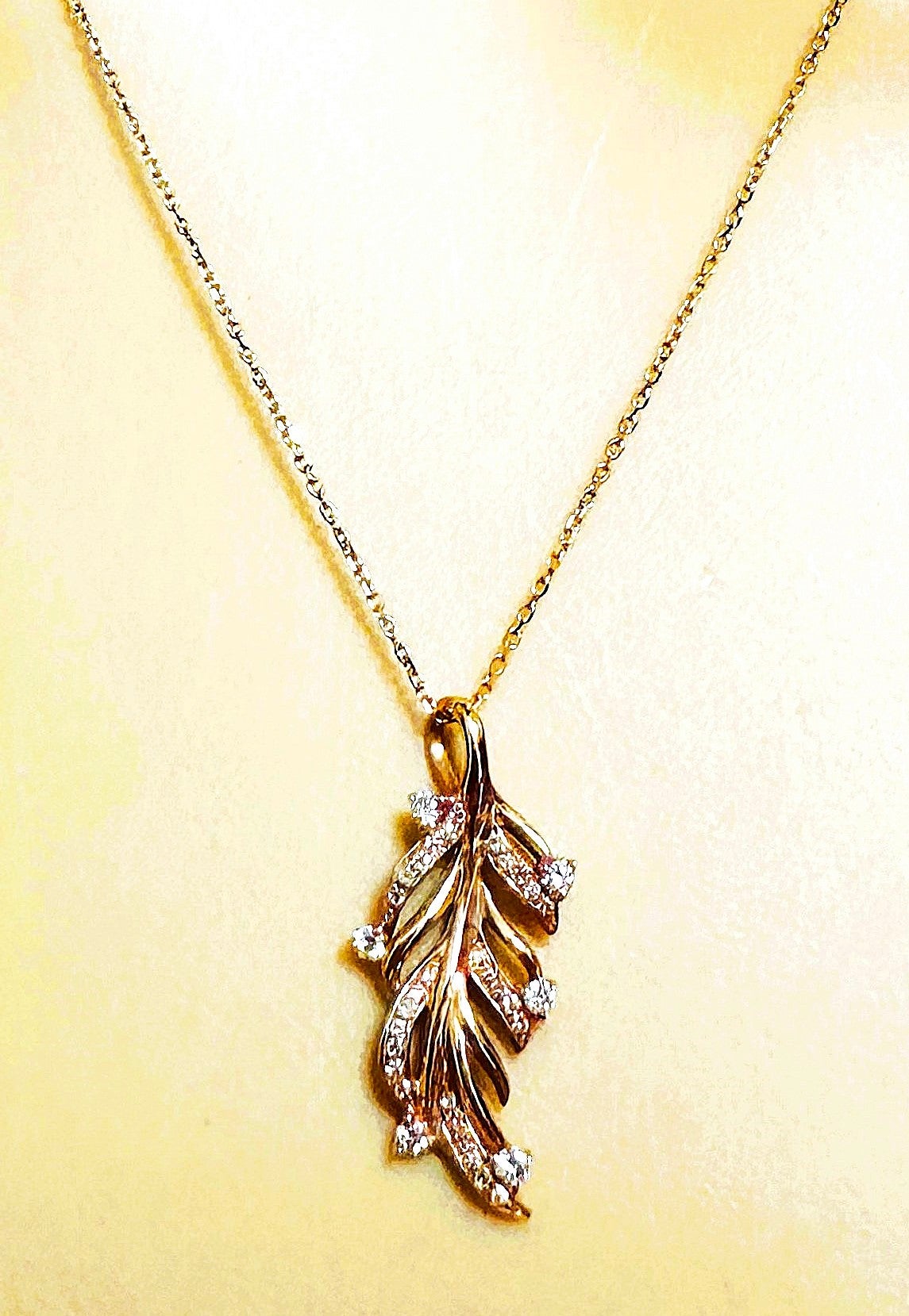 Questa è una favolosa collana con ciondolo.  Il colore Rose Gold è semplicemente bellissimo.  Ha un bel po' di diamanti con taglio a brillante che scintillano  Sul ciondolo ci sono sei diamanti da 2 x 2 mm e i rami sono ricoperti da pavé di