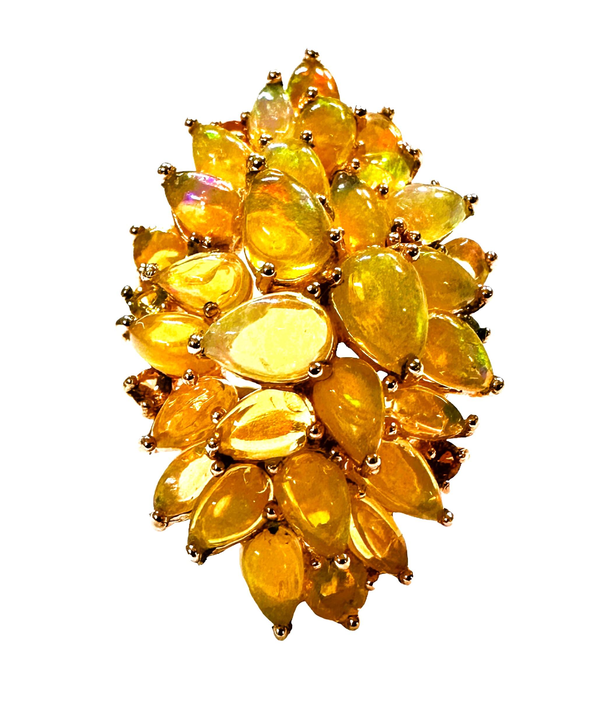 Questo anello è così bello e gli opali sono eccezionali e pieni di colori.  Vengono dall'Etiopia.  Le dimensioni, la forma e il colore sono diversi.  L'anello è lungo 1,25 pollici e  0,75 pollici di larghezza nel punto più largo.  È una taglia 6.75