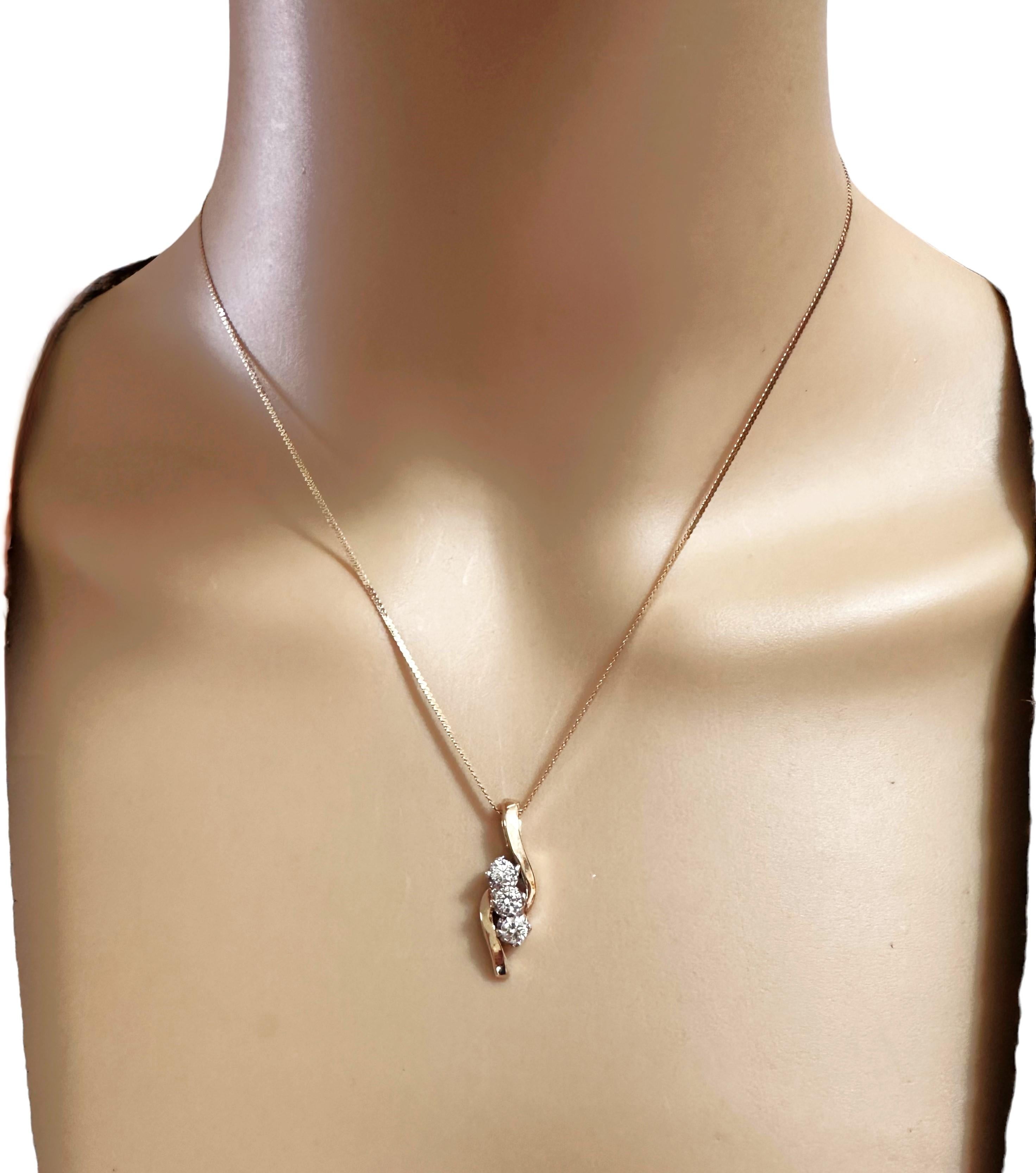 Art Déco Collana con ciondolo Journey in oro 14K da 0,55 carati e 3 pietre di diamante da 18 pollici in vendita