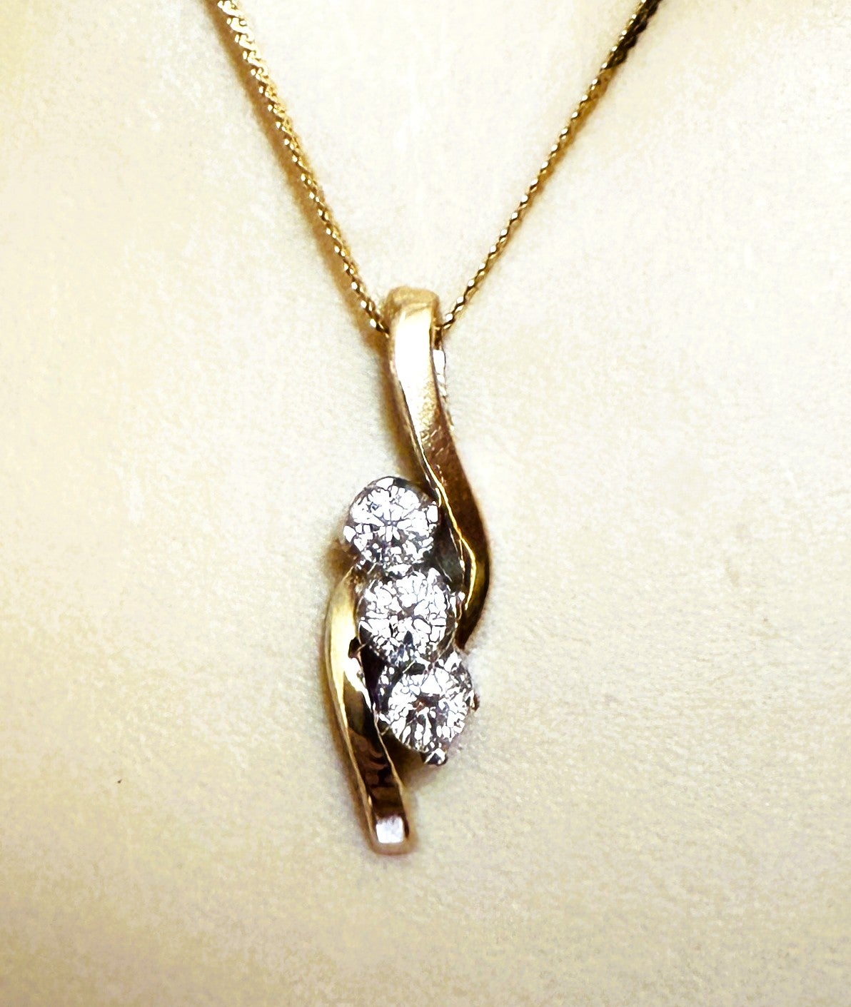 Collana con ciondolo Journey in oro 14K da 0,55 carati e 3 pietre di diamante da 18 pollici in vendita