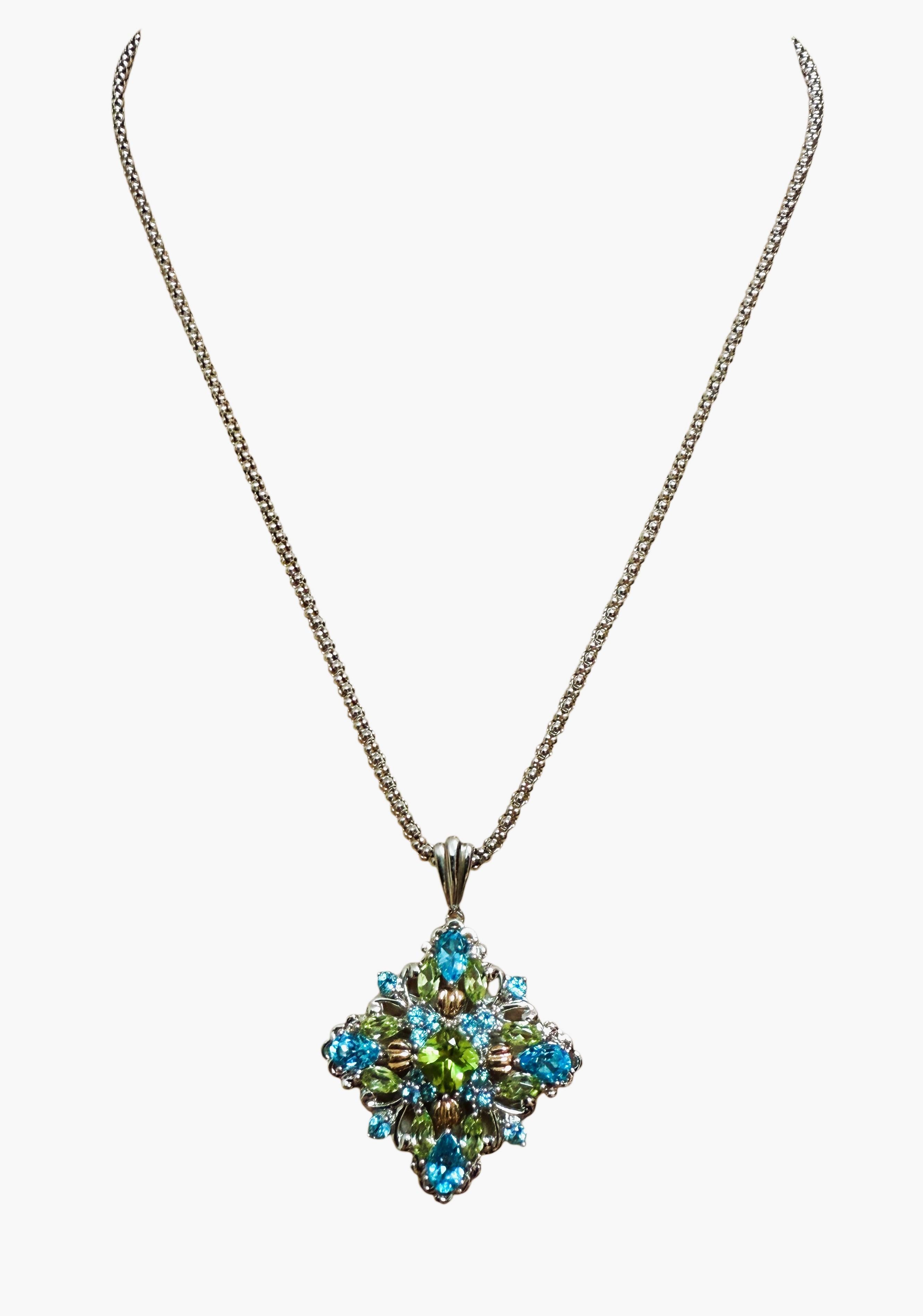 Was für ein wunderschöner Anhänger!  Es ist einfach atemberaubend!  Der Anhänger hat eine Diamantform und hat einen 6 mm .84 Karat kissenförmig geschliffenen Peridot Mittelstein gekoppelt mit 4 marquise Peridots, die zusammen 1 Karat betragen.  Es