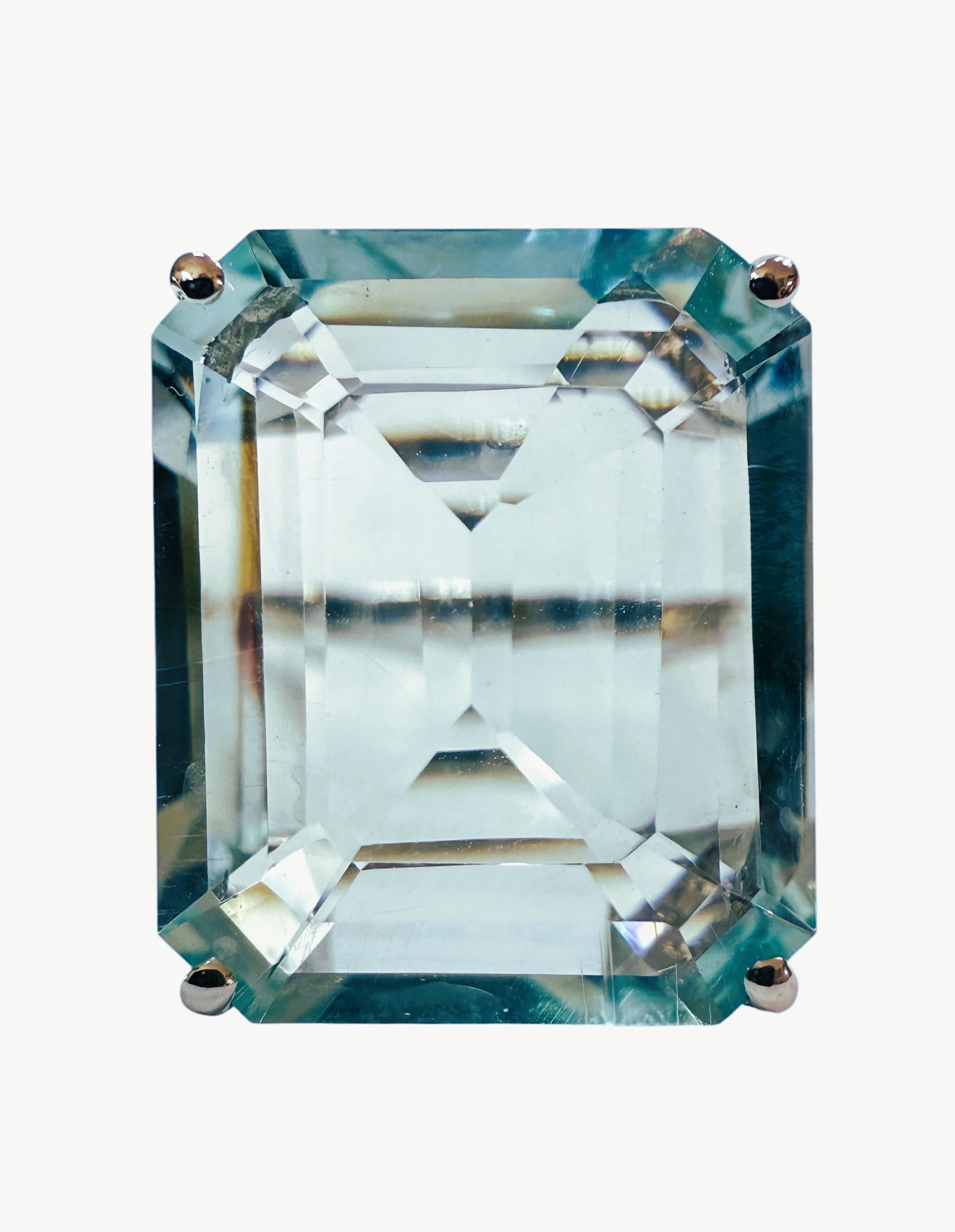 La pietra proviene dal Brasile ed è semplicemente squisita. L'anello è una misura 6.5.  La pietra è un'acquamarina taglio smeraldo di 13.75 carati. Misura 17,2 x 14,2 mm e ha zaffiri bianchi tagliati a diamante su entrambi i lati dell'incastonatura