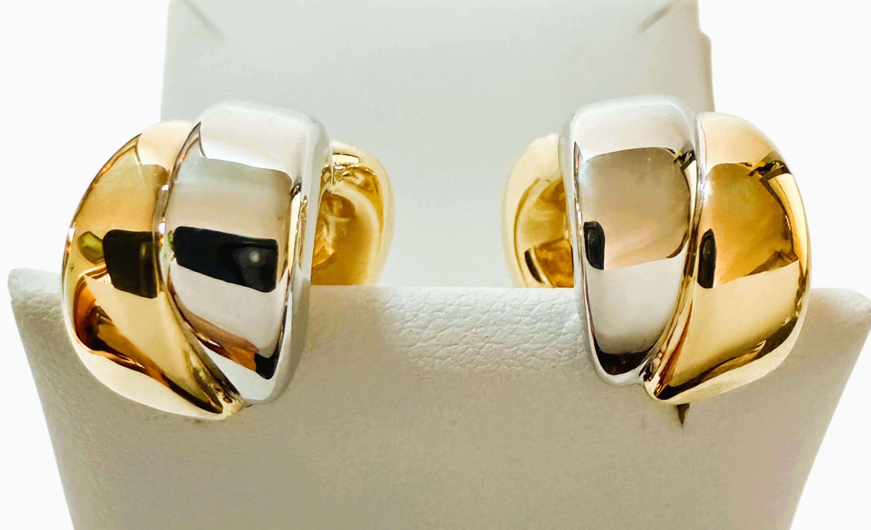 J'adore ces boucles d'oreilles.  Ils sont si bien faits et en très bon état.  Elles sont rondes de 17,0 mm et sont estampillées 