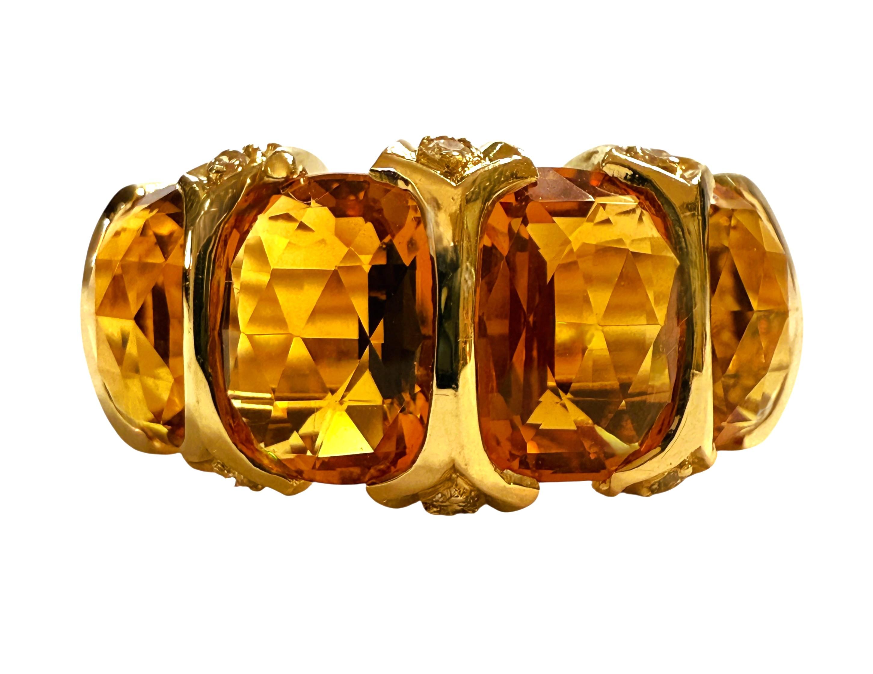 Les pierres sont magnifiquement taillées et exquises. Ces pierres sont des citrines jaunes dorées et deux d'entre elles mesurent 7 x 5 mm et deux d'entre elles mesurent 6 x 4 mm pour un total de 4 carats.    La monture est ornée de petits diamants