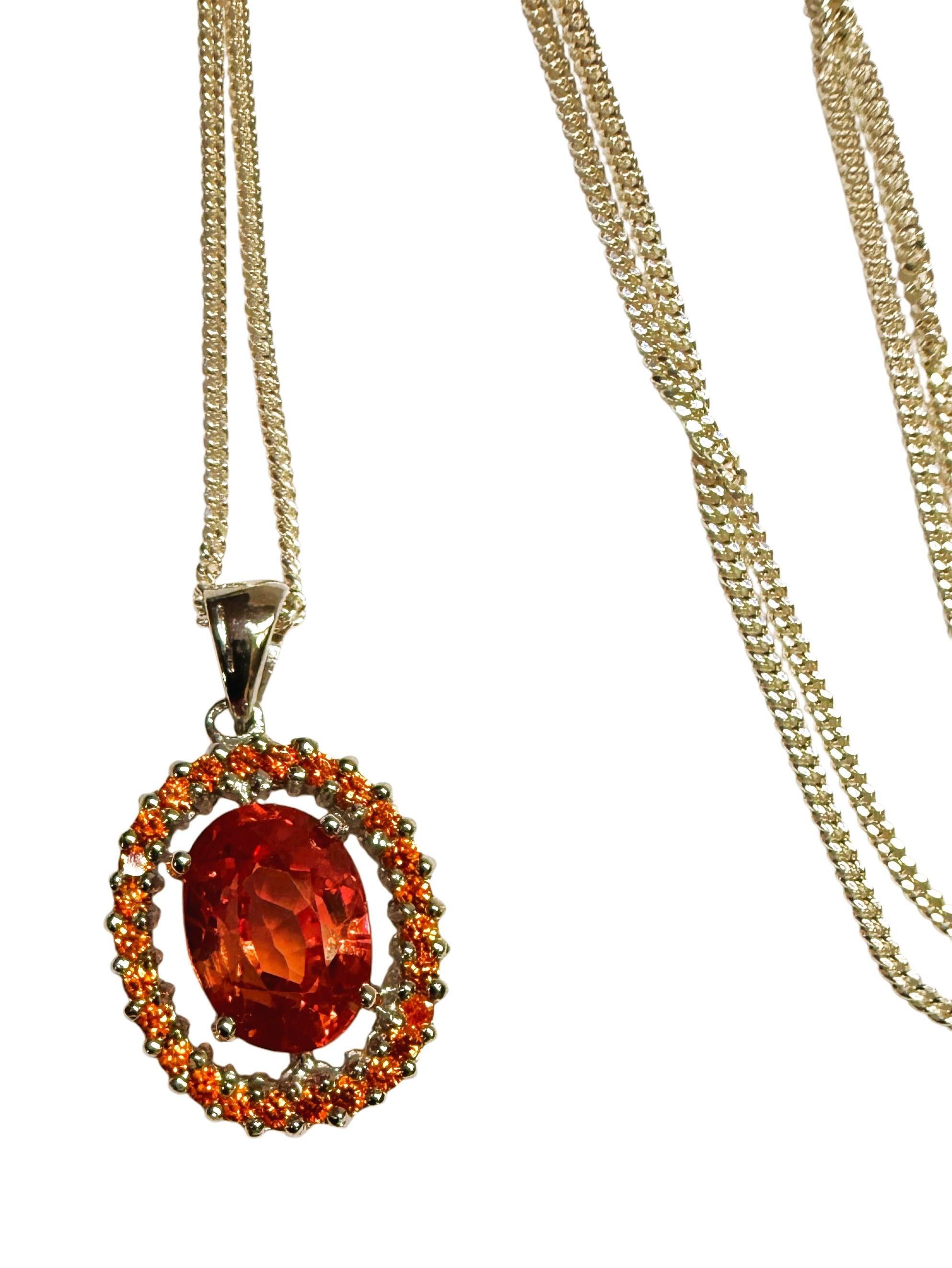 Was für ein schöner Stein in dieser Halskette!   Der Stein stammt aus Sri Lanka und ist einfach exquisit.  Es ist ein hoch bewerteter Stein.  Es ist ein oval geschliffener Stein und ist 3.9 Karat   Der Hauptstein ist 10,3 mm x 8,3 mm groß und wird