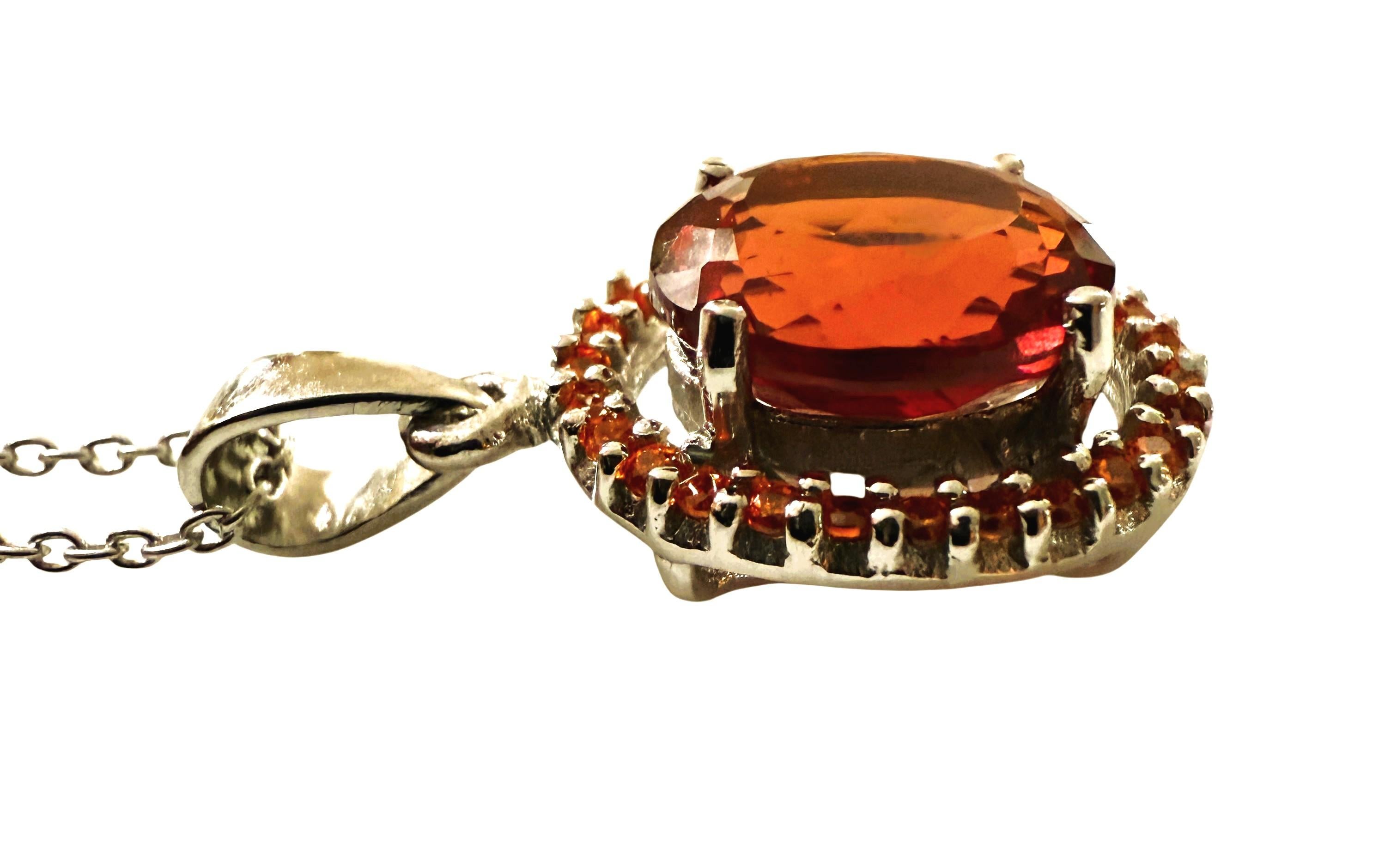 Taglio ovale Nuova collana in argento con zaffiro rosso del tramonto da 3,95 carati e zaffiro tagliato a diamante in vendita