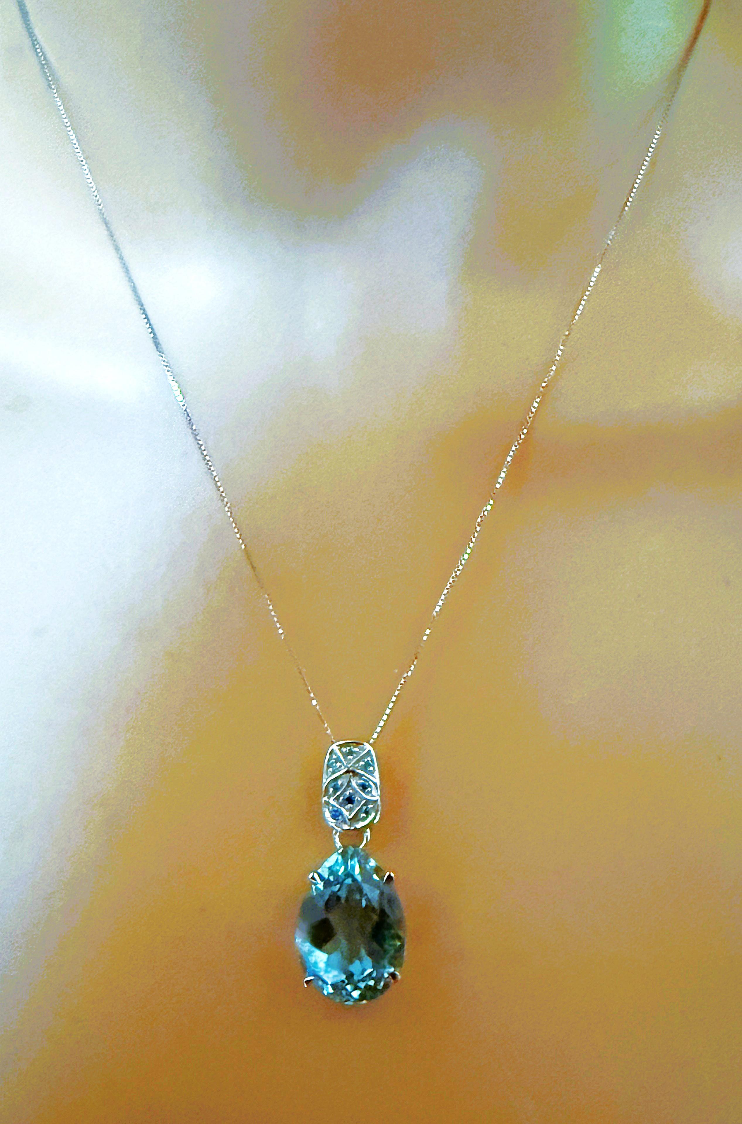 La pierre provient du Brésil et est tout simplement exquise. La pierre est une aigue-marine taillée en poire et mesure 9,20 carats. Il mesure 16,3 x 12 mm et présente de magnifiques saphirs bleus taillés en diamant et mouchetés sur l'ensemble de la