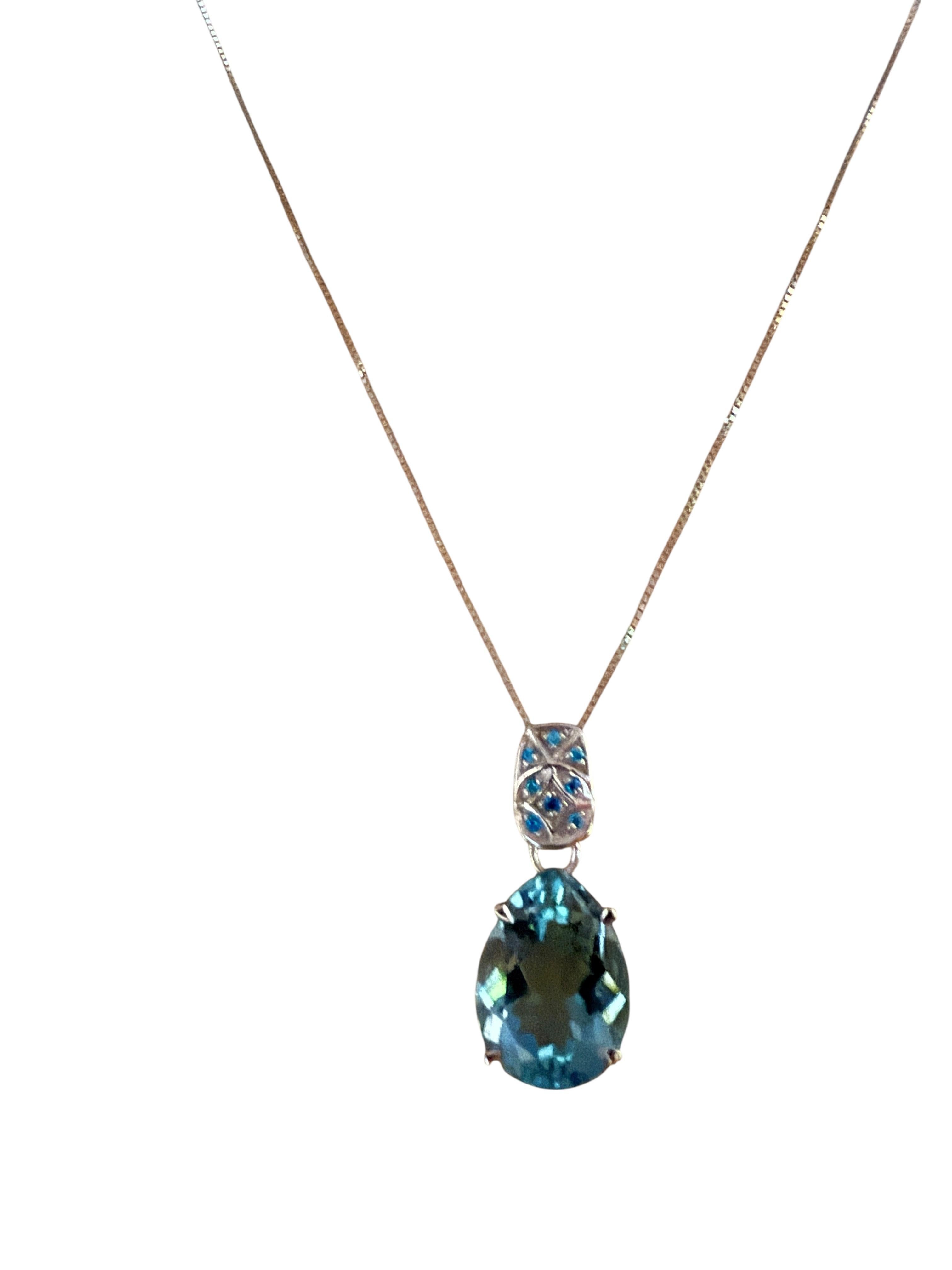 Taille ovale Collier pendentif en argent sterling, aigue-marine de 9.20 carats et saphir taille diamant en vente