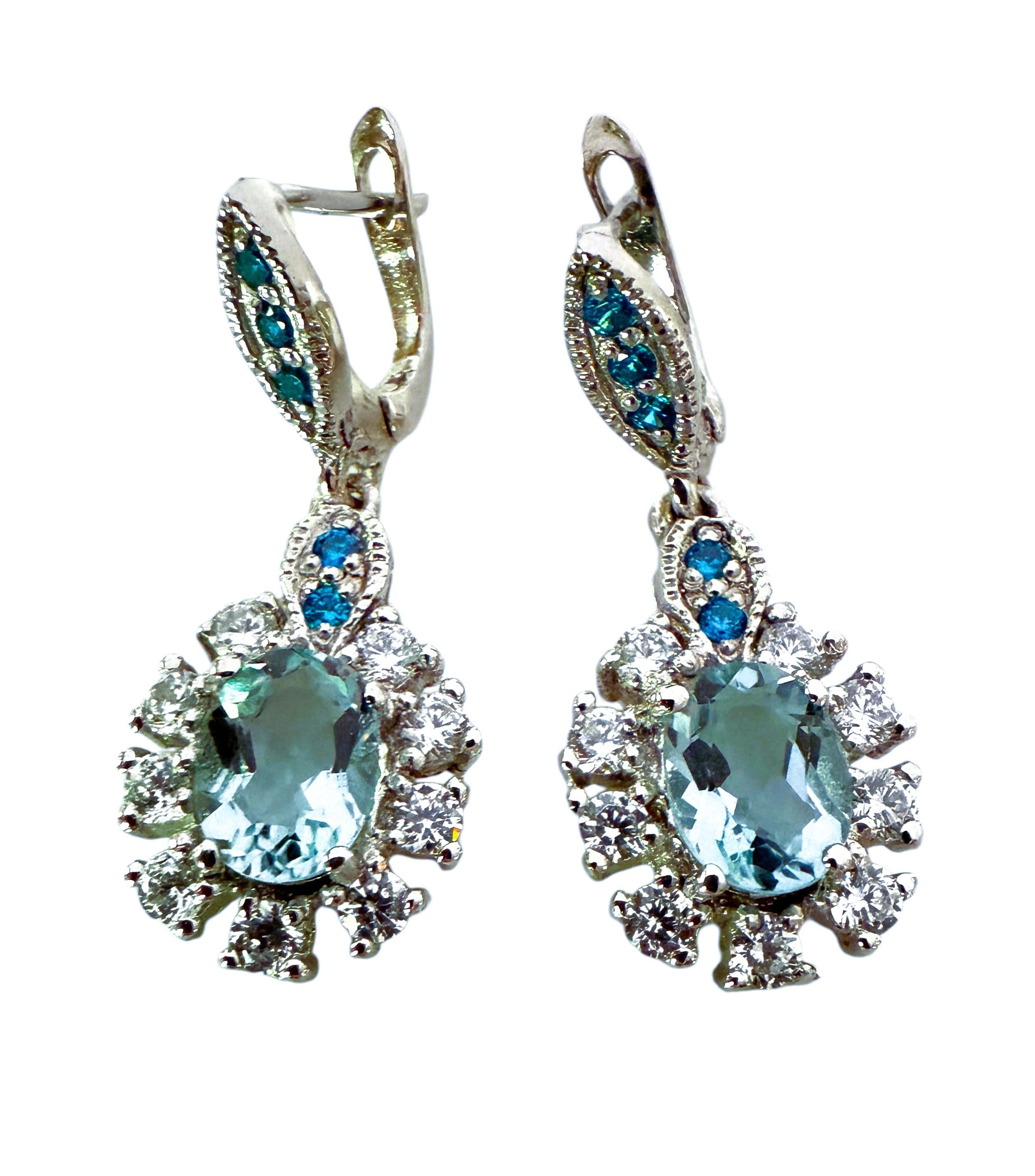 Diese Ohrringe sind einfach wunderschön.  Die Steine stammen aus Brasilien und haben jeweils 1,20 Karat, insgesamt 2,40 Karat.  Die Steine sind oval geschliffen und messen 8,2 x 6,2 mm.  Die Steine sind von weißen Saphiren im Diamantschliff umgeben,