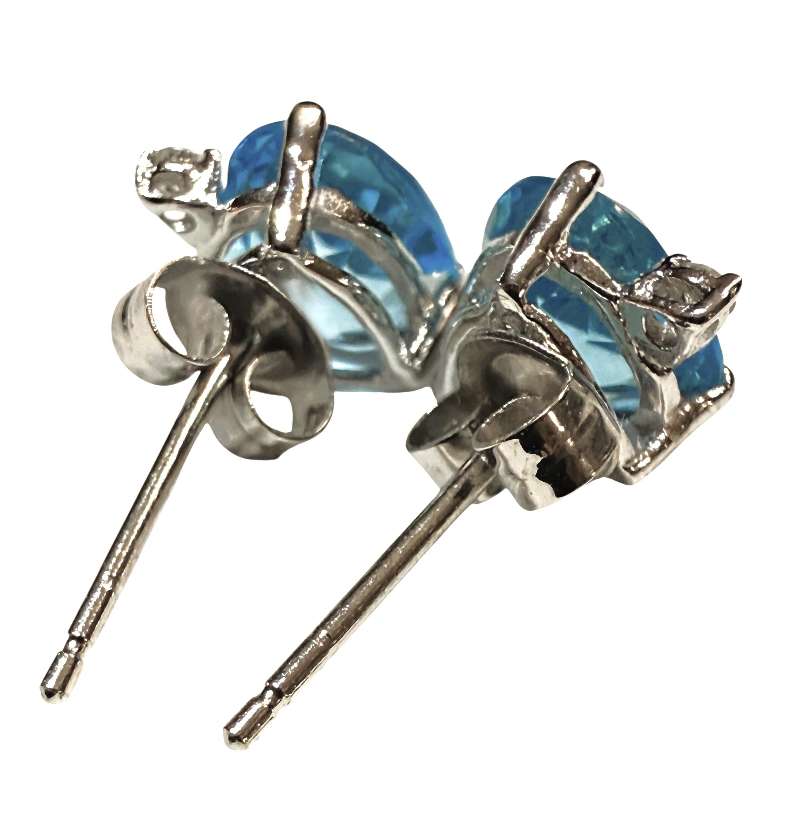 Ces délicates boucles d'oreilles sont tout simplement magnifiques !  Ils sont en or blanc 14k avec des pierres Topaze bleue taillées en Trillion.  Chaque pierre mesure 7 x 7 mm et totalise 2,20 pour les deux boucles d'oreilles.  Elles sont ornées
