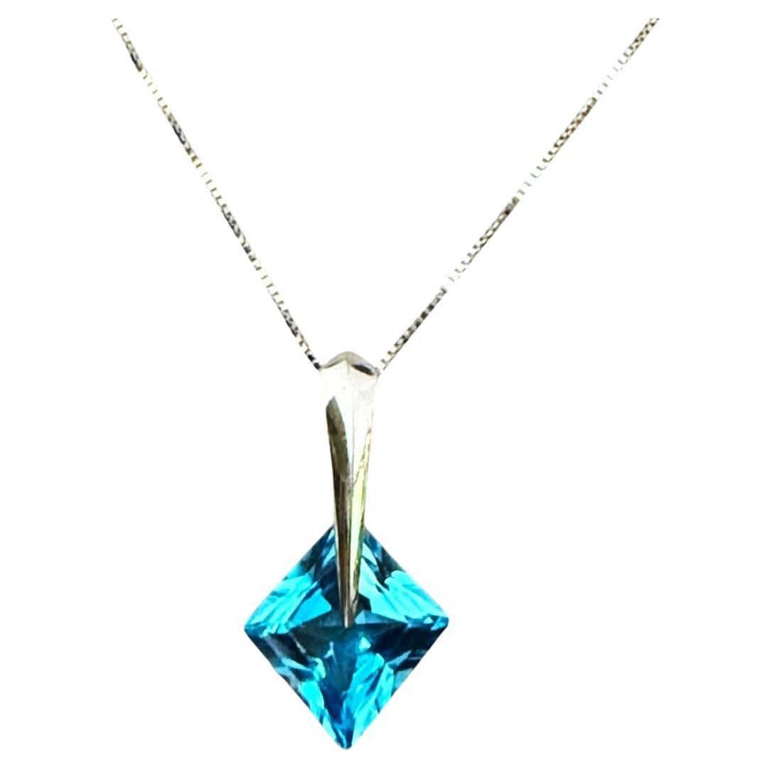 Collier en or blanc 14k avec pendentif en topaze bleue de 3,4 carats, taille trillion, 18". en vente