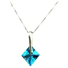 Collier en or blanc 14k avec pendentif en topaze bleue de 3,4 carats, taille trillion, 18".
