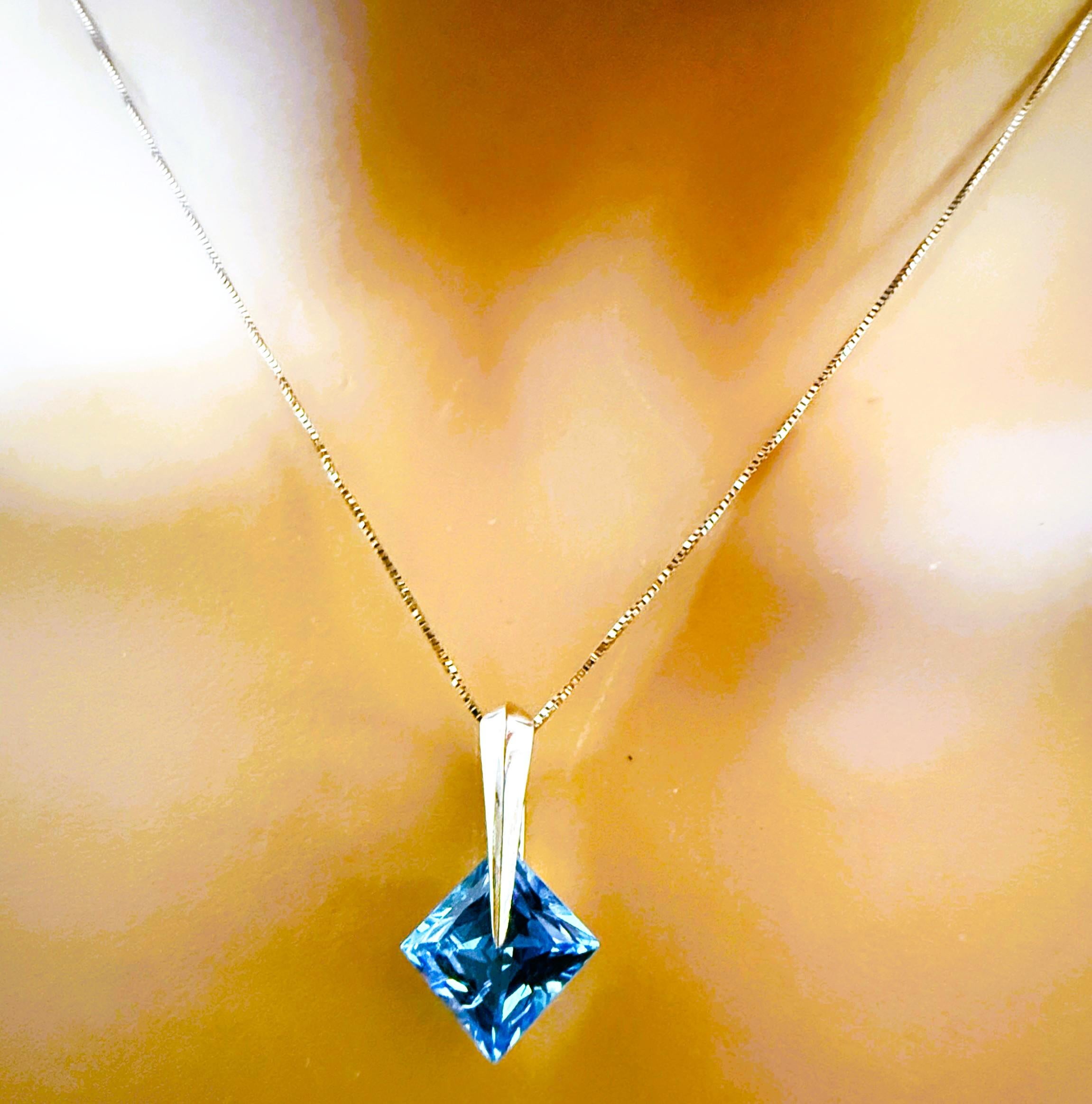 Taille trillion Collier en or blanc 14k avec pendentif en topaze bleue de 3,4 carats, taille trillion, 18
