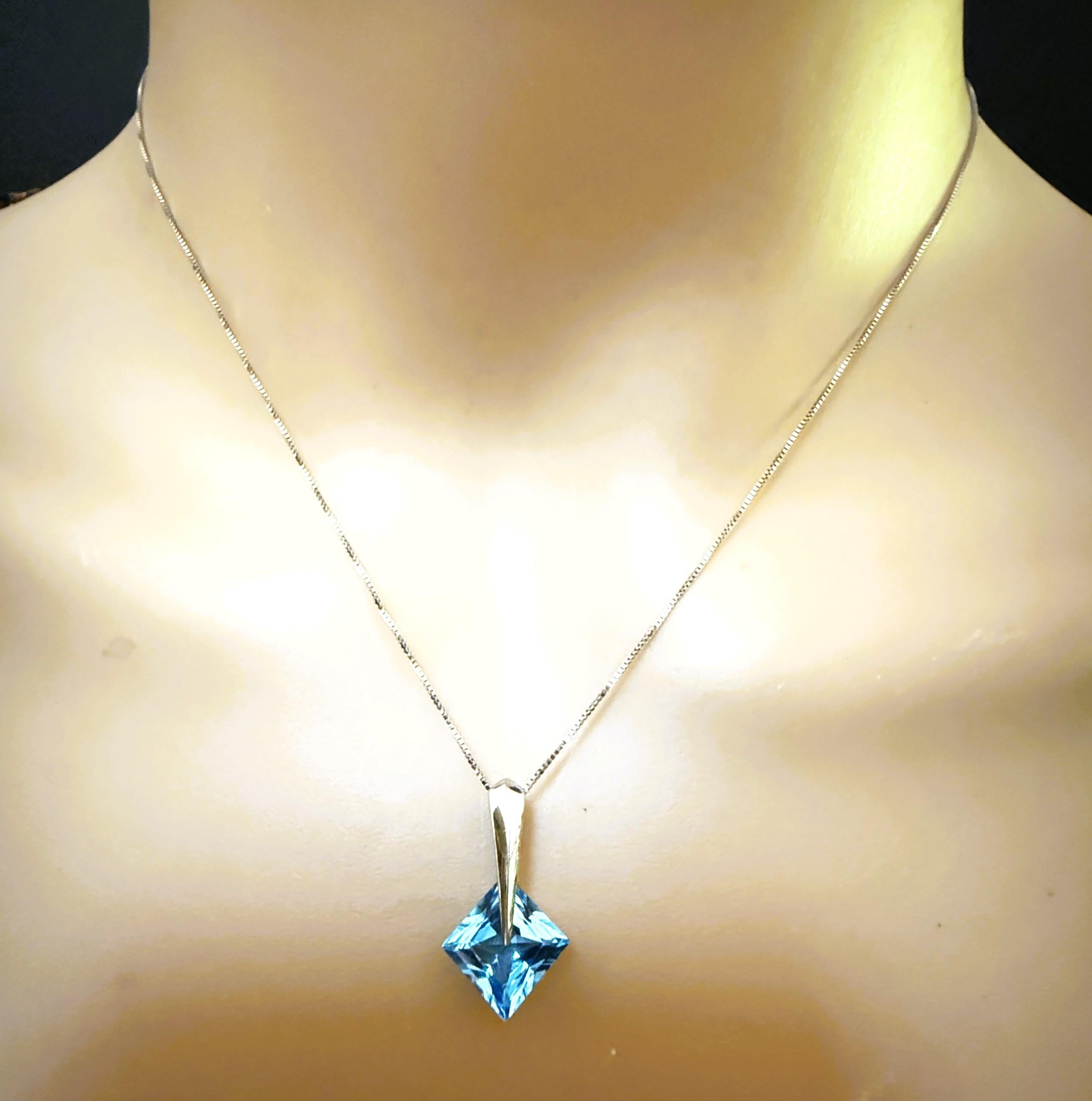 Art déco Collier en or blanc 14k avec pendentif en topaze bleue de 3,4 carats, taille trillion, 18