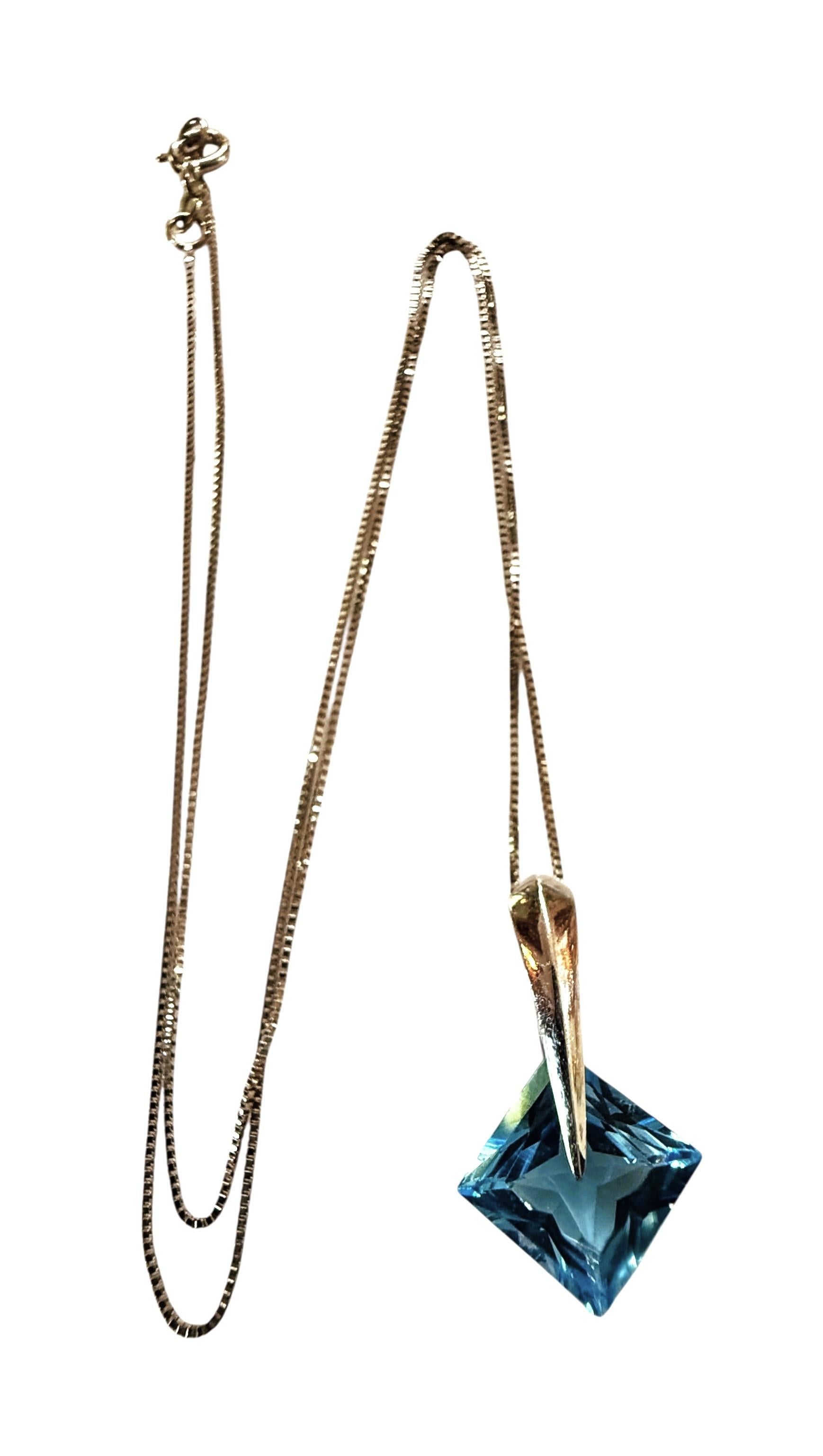 Collier en or blanc 14k avec pendentif en topaze bleue de 3,4 carats, taille trillion, 18