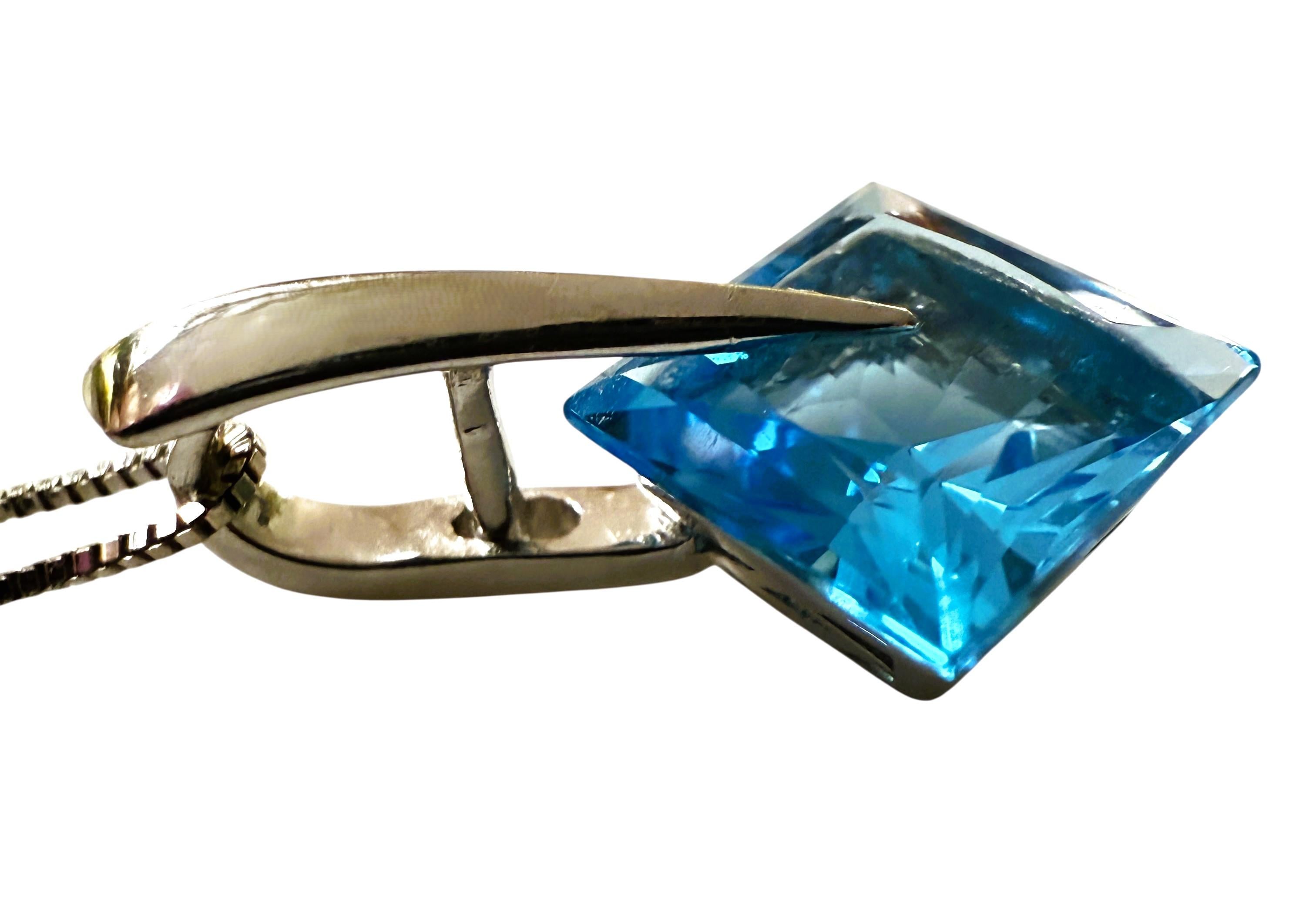 Collier en or blanc 14k avec pendentif en topaze bleue de 3,4 carats, taille trillion, 18
