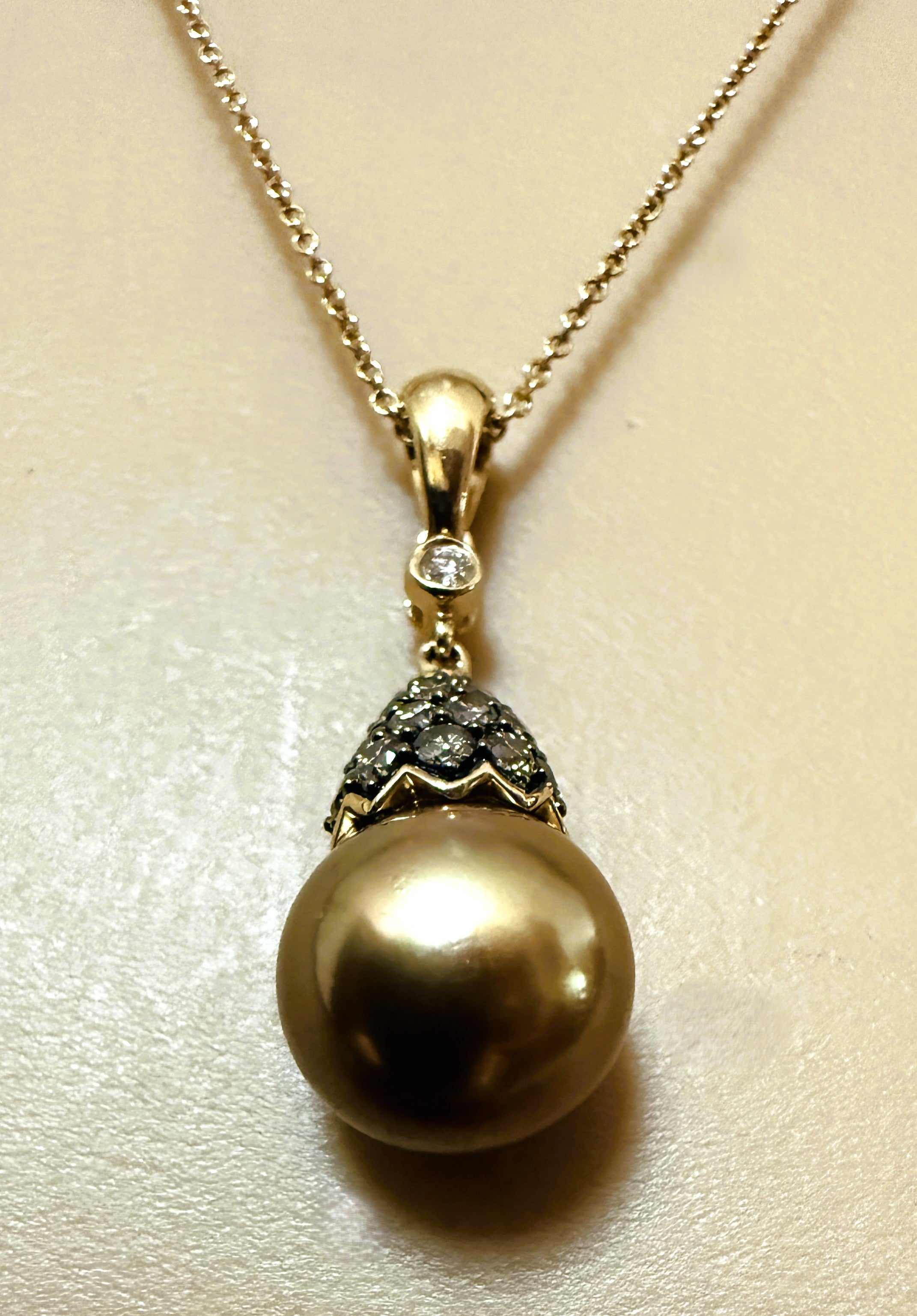 Collier LeVian en or jaune 14K avec perles de chocolat et diamants de 0,33 carat en vente