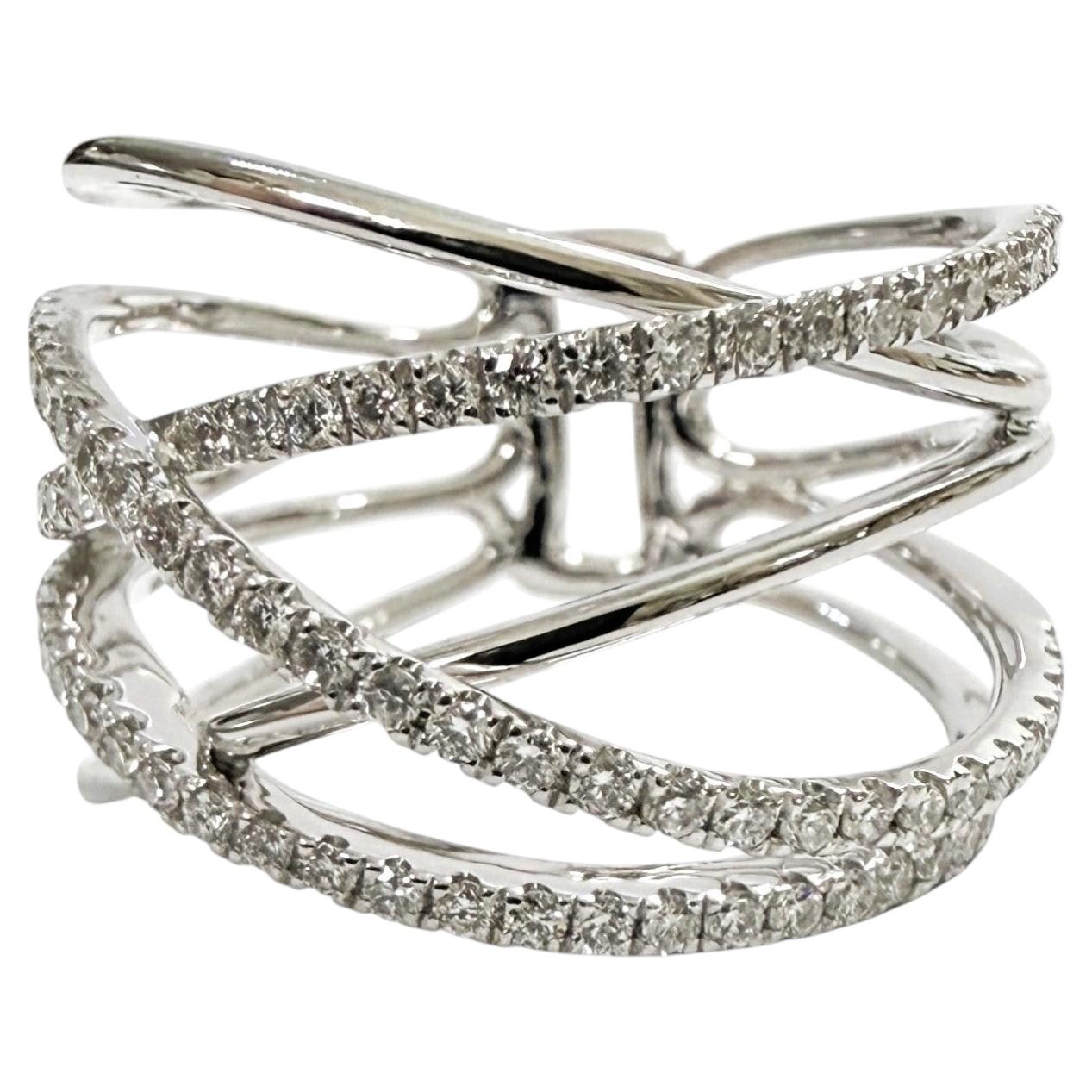 Bague en or blanc 14 carats, motif entrelacé ajouré, sertie d'un diamant de 0,45 carat, taille 6,5 en vente