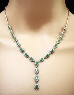 Neue Halskette aus 14-karätigem Weißgold mit einem oval geschliffenen Smaragd (4,2 Karat) und weißen Saphiren, PL-Sterling-Silber