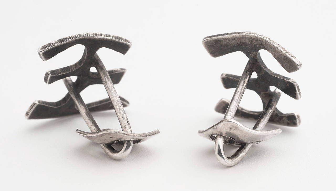 A fine pair Art Smith modernist cuff links. Signed hand constructed sterling silver items retain original finish. Outstanding mid-century design and execution. Pristine.