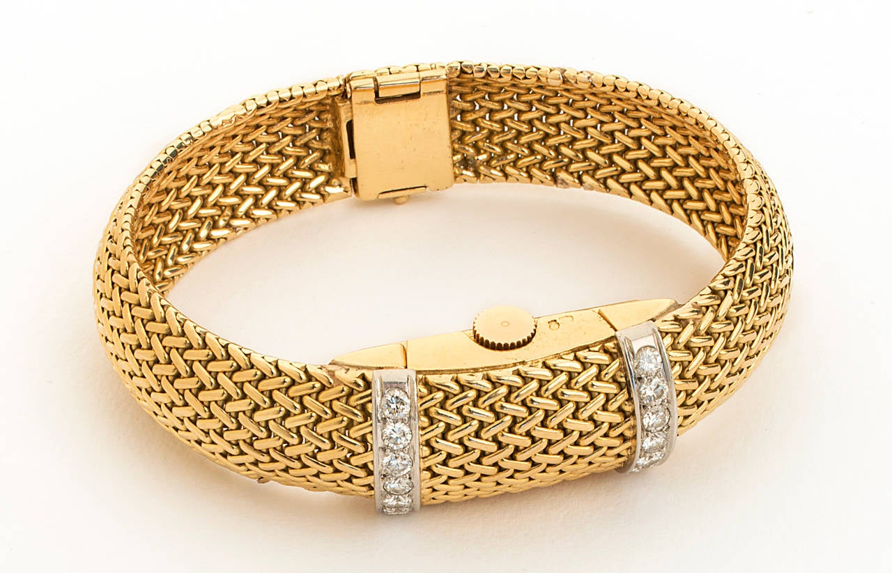Eine schöne und seltene Cartier Damenarmbanduhr. Gelbgold flex link Artikel verfügt über eine Flip-Diamant (ca. 1ctw) getrimmt Abdeckung zu offenbaren Zeitmesser. Mechanisches Uhrwerk mit 17 Juwelen von Jaeger (Serie #7609193). Fall ref. #6689. Zwei