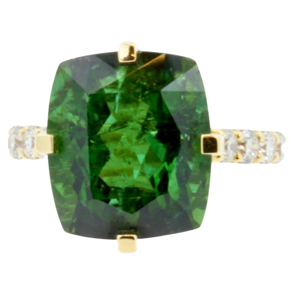 Bague cocktail solitaire à griffes en or avec tourmaline verte coussin allongée et diamant