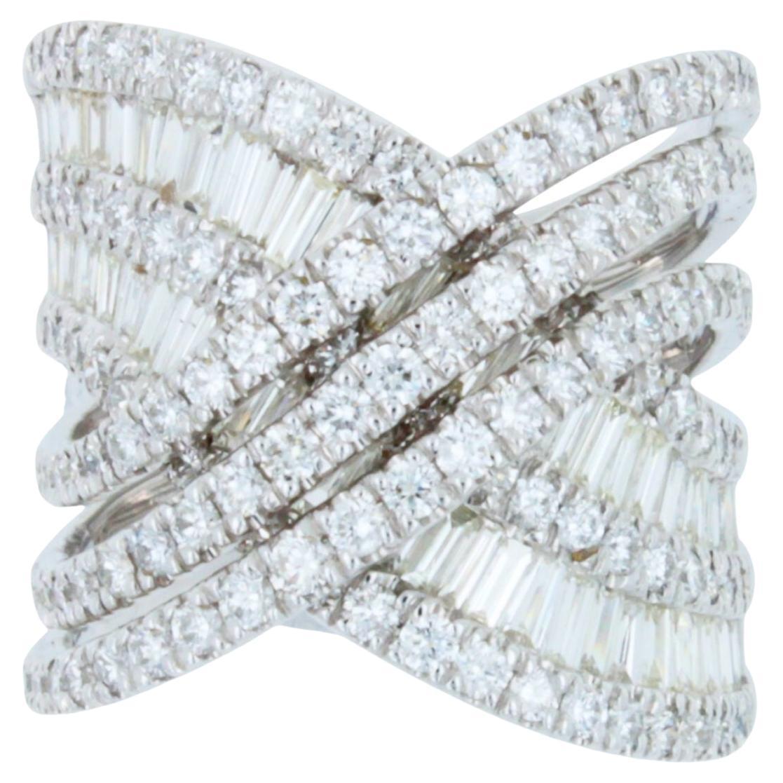 Anillo de oro blanco de 18 quilates con diamante halo pavé baguette en espiral ondulada para cóctel