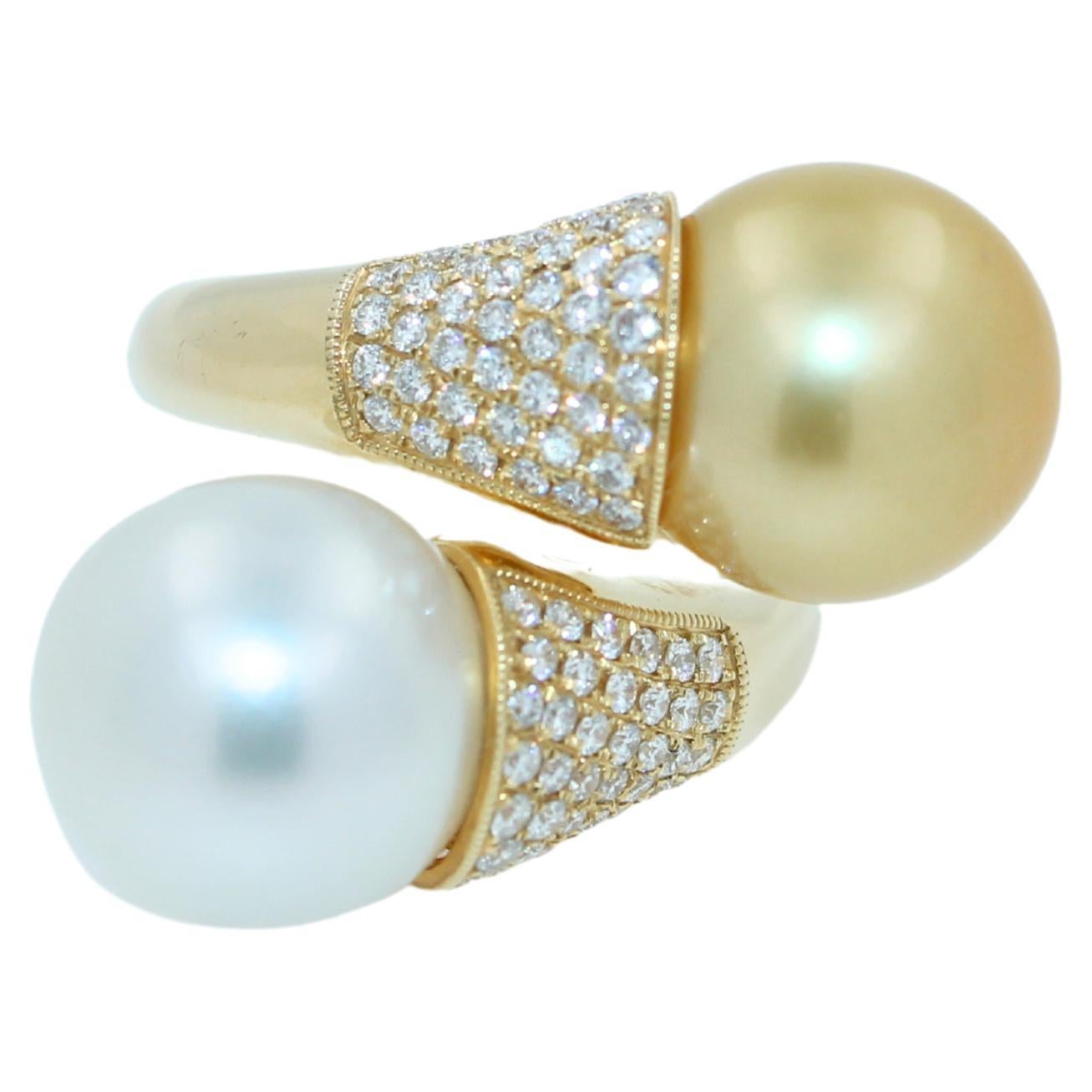 Bague en or 14 carats avec double perle blanche et jaune des mers du Sud pavée de diamants en vente