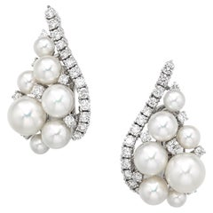 Boucles d'oreilles de luxe en or blanc 18 carats avec perles Akoya blanches et couronne de grappes de diamants
