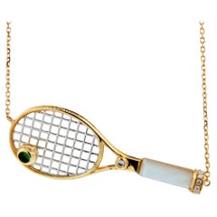 Collier pendentif raquette de tennis en or 18 carats avec diamants et perles blanches et émeraudes