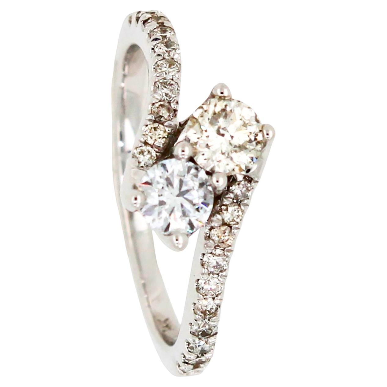 Doppelter runder Diamant zwei 2 Stein Spirale Pave Engagement Vintage Weißgold Ring (Rundschliff) im Angebot