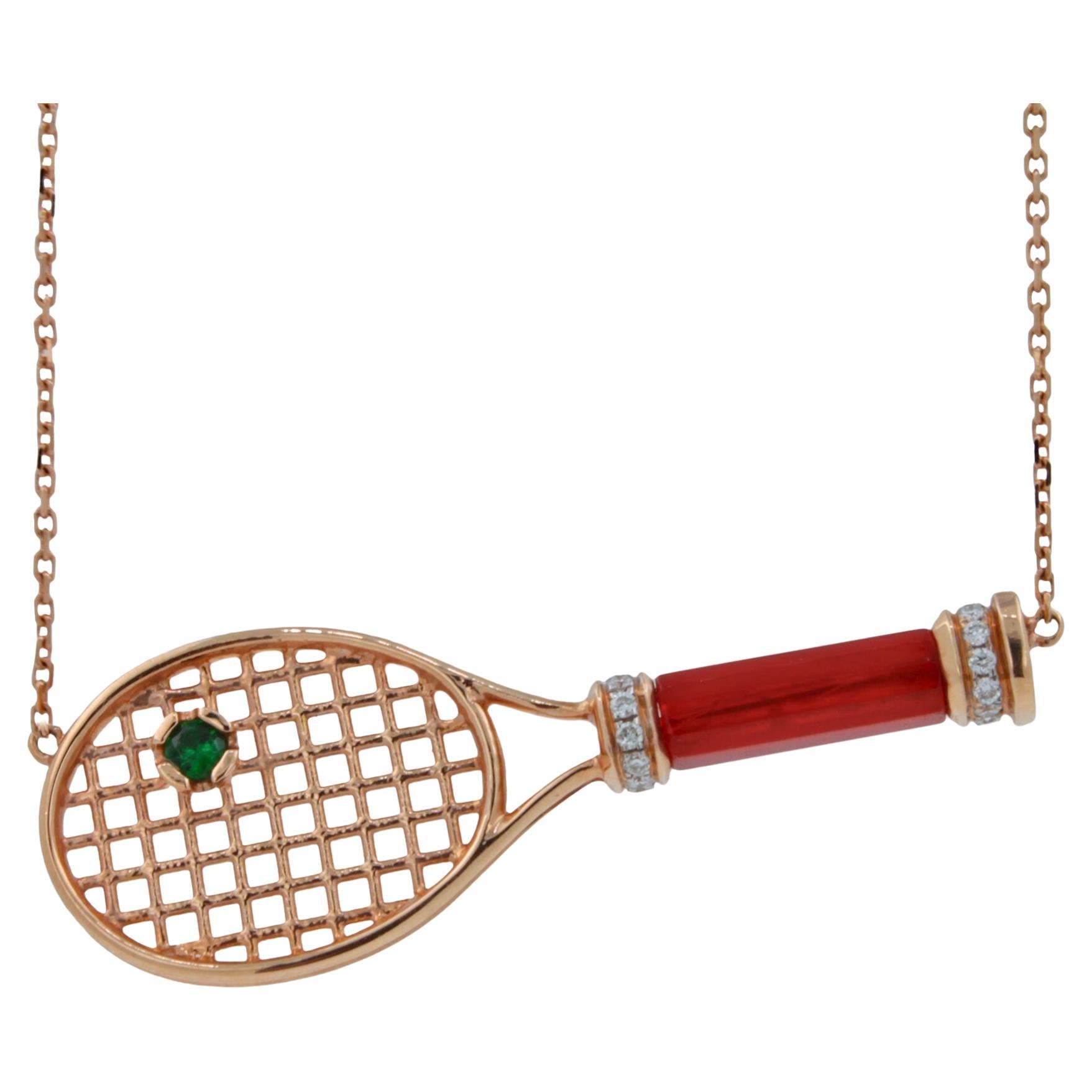 Collier pendentif raquette de tennis en or rose avec poignée en cornaline rouge et boule d'émeraude verte