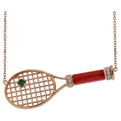 Collier pendentif raquette de tennis en or rose avec poignée en cornaline rouge et boule d'émeraude verte