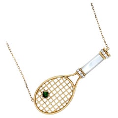 Collier pendentif raquette de tennis en or 18 carats avec diamants, perles blanches et émeraudes
